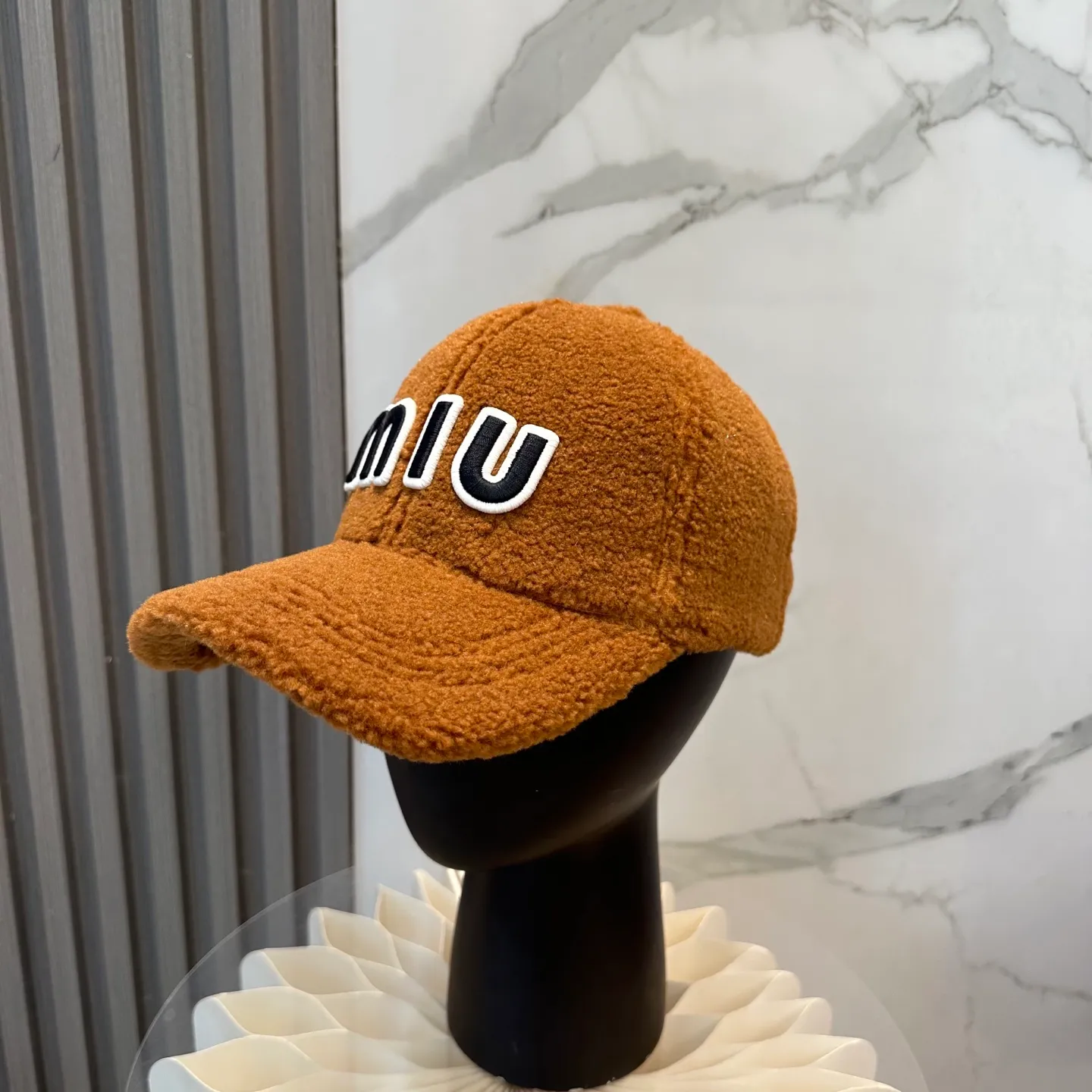 P56 miumiu~The new autumn and winter lamb wool baseball cap~ It is a super perfect interpretation of the sweet and cool style. I just love it so much❤️ The top is sexy and handsome. Both are online! No girl can refuse a fluffy item.