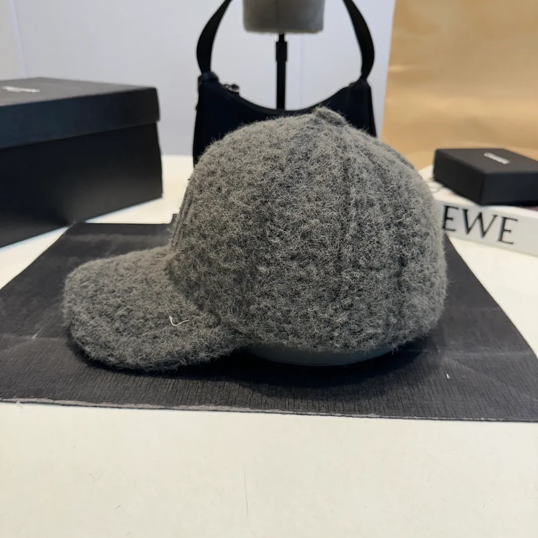 P56 Miumiu Miumiu new order style embroidered baseball cap🧢Big brand style is super easy to match, get it now!