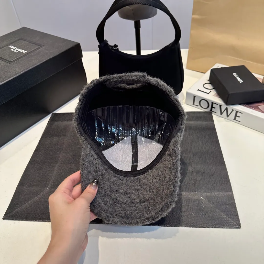P56 Miumiu Miumiu new order style embroidered baseball cap🧢Big brand style is super easy to match, get it now!