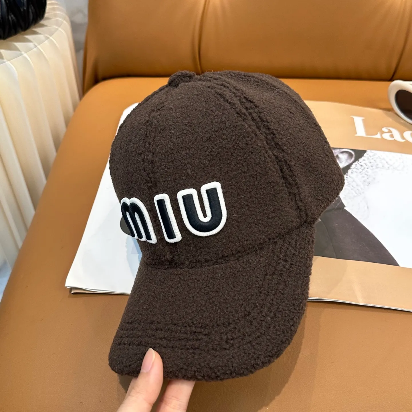 P56 miumiu~The new autumn and winter lamb wool baseball cap~ It is a super perfect interpretation of the sweet and cool style. I just love it so much❤️ The top is sexy and handsome. Both are online! No girl can refuse a fluffy item.