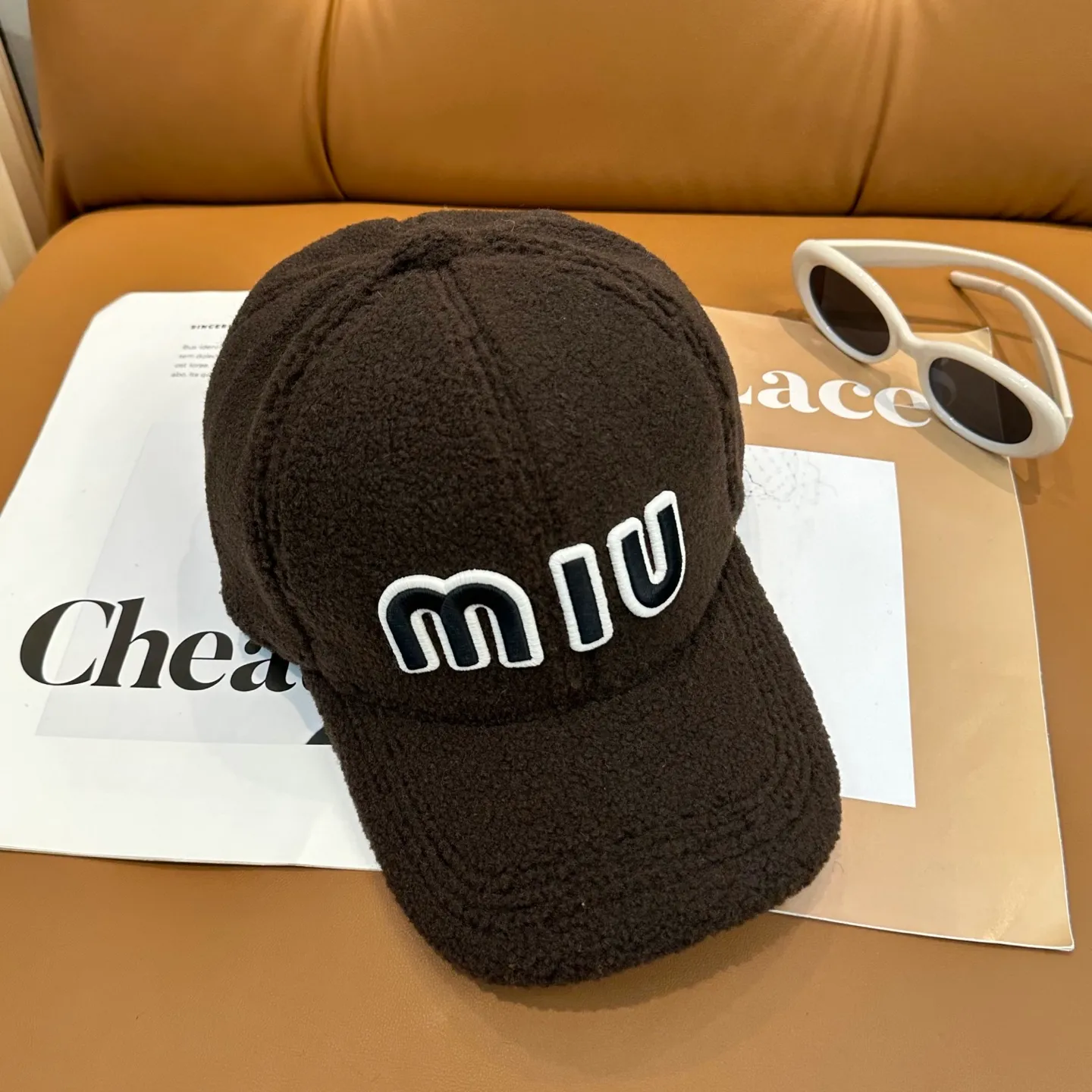 P56 miumiu~The new autumn and winter lamb wool baseball cap~ It is a super perfect interpretation of the sweet and cool style. I just love it so much❤️ The top is sexy and handsome. Both are online! No girl can refuse a fluffy item.