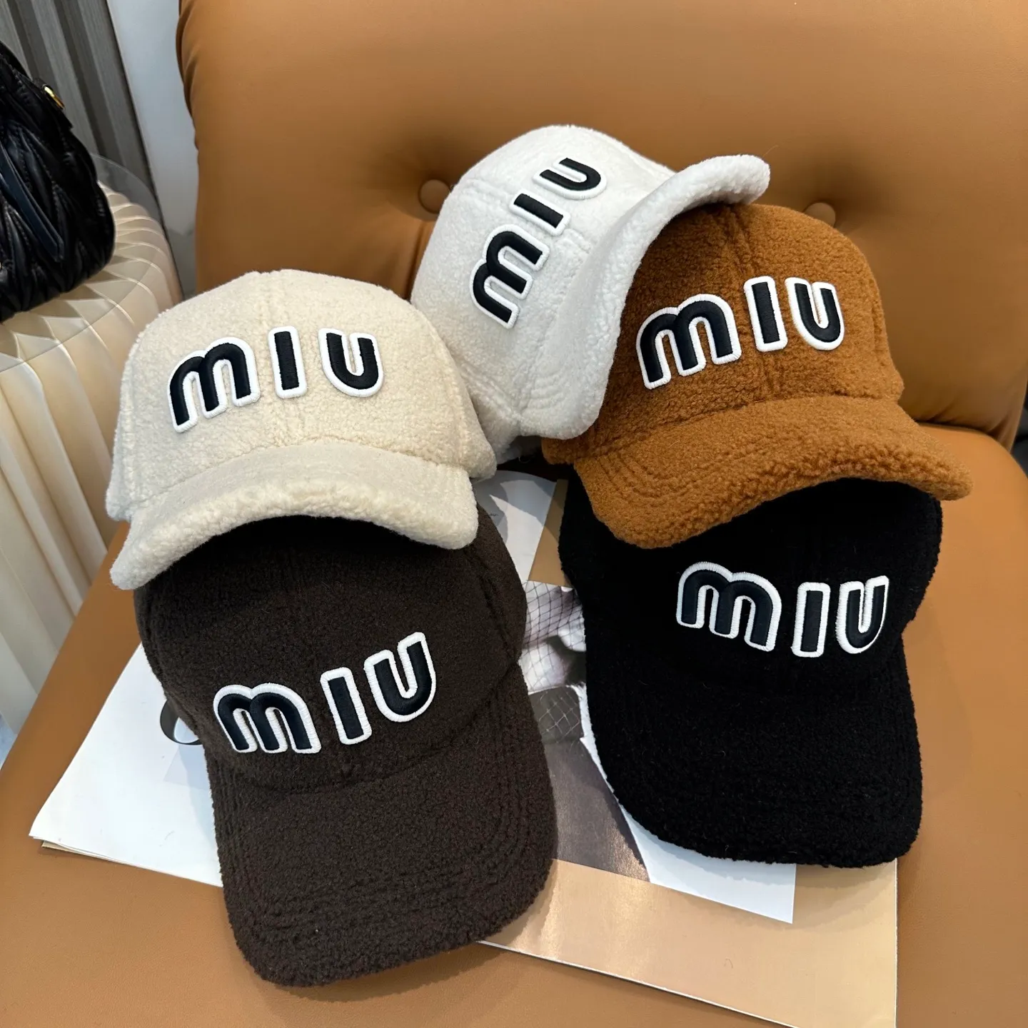 P56 miumiu~The new autumn and winter lamb wool baseball cap~ It is a super perfect interpretation of the sweet and cool style. I just love it so much❤️ The top is sexy and handsome. Both are online! No girl can refuse a fluffy item.