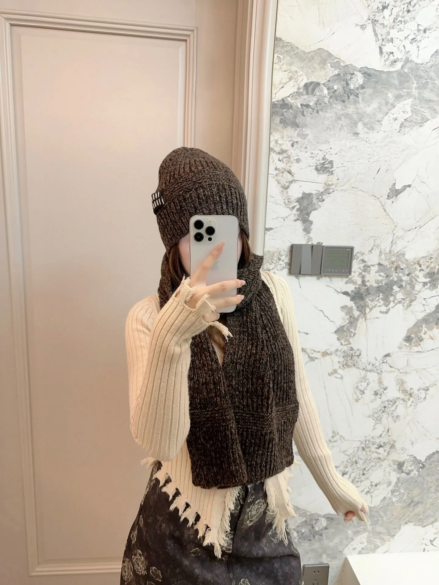 🉐️230💰Miumiu Xiaohongshu’s hot item, official new product classic suit hat! Hat ➕Scarf! It feels great in hand! It’s warm and super comfortable. This winter, all you need is a hat set like this. It’s warm and fashionable! Welcome to choose!!