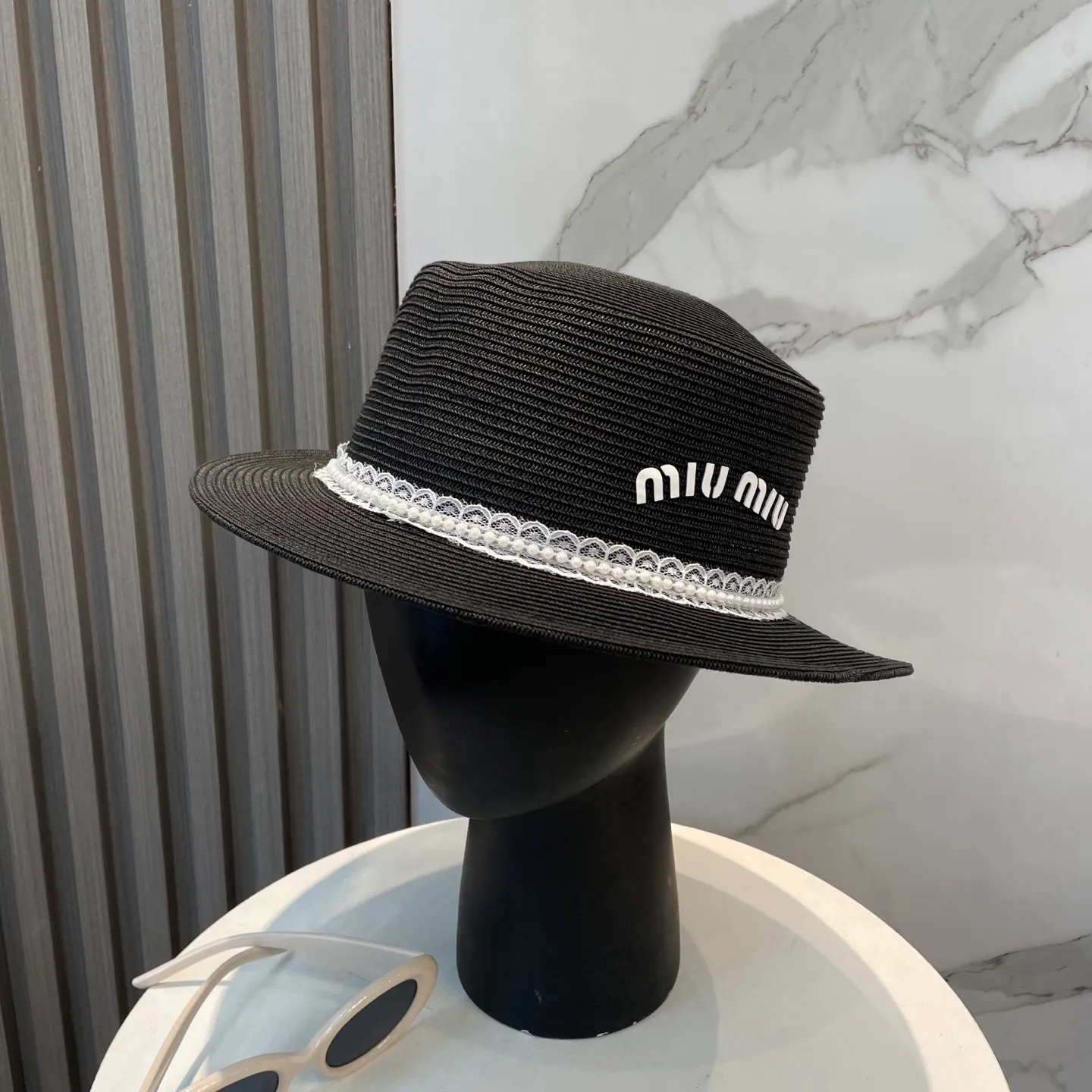 P70 miumiu lace-trimmed flat-top straw hat. It is versatile and does not matter the face shape. The flat brim does not block the line of sight. It is more practical. It is easy to wear for daily use and travel. It has an Instagram style and is particularly photogenic. It has an adjustment strap inside.