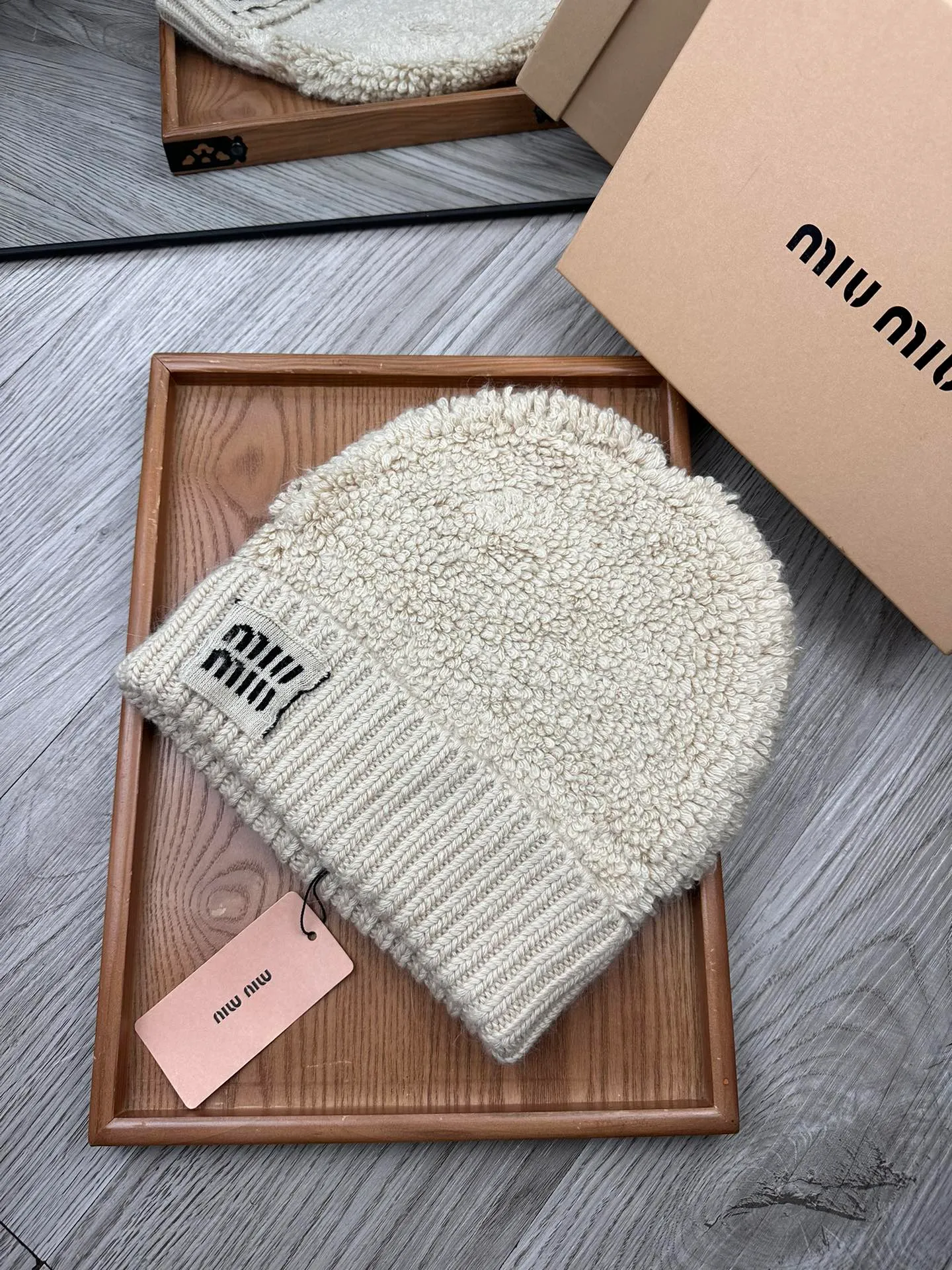 🌹¥100. miumiu. [Wool single hat] Small wool provided by customer! A precious collection of soul hats! Colored yarn supplied by customers. Every color is very beautiful! classic! Soft to the touch. 70% wool ➕ 30% rabbit fur. A combed lamb can only produce 30-40g of wool. Such a hat requires three or four lambs. Don't compare it with ordinary hats on the market. Is the yarn supplied by the customer good? The market products are incomparable! The materials are top-notch and luxurious. This is the charm of the product. It is easy to get in and out of the counter. If you come to the mixed counter, you will definitely buy it. I love the plain color and every color. And it is durable! It can be worn by men, women and children! When you see the real thing, you can beautify it ~