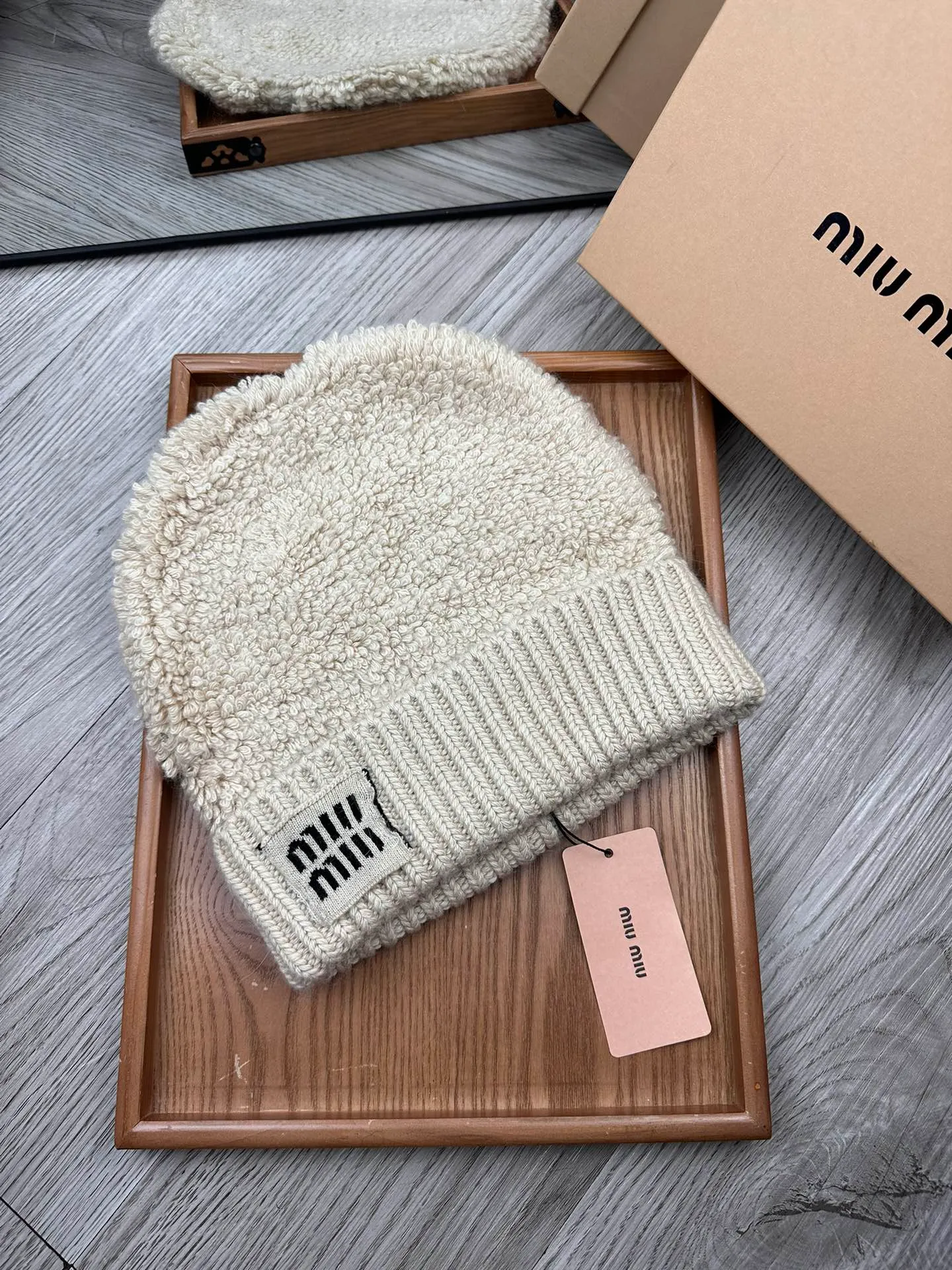 🌹¥100. miumiu. [Wool single hat] Small wool provided by customer! A precious collection of soul hats! Colored yarn supplied by customers. Every color is very beautiful! classic! Soft to the touch. 70% wool ➕ 30% rabbit fur. A combed lamb can only produce 30-40g of wool. Such a hat requires three or four lambs. Don't compare it with ordinary hats on the market. Is the yarn supplied by the customer good? The market products are incomparable! The materials are top-notch and luxurious. This is the charm of the product. It is easy to get in and out of the counter. If you come to the mixed counter, you will definitely buy it. I love the plain color and every color. And it is durable! It can be worn by men, women and children! When you see the real thing, you can beautify it ~