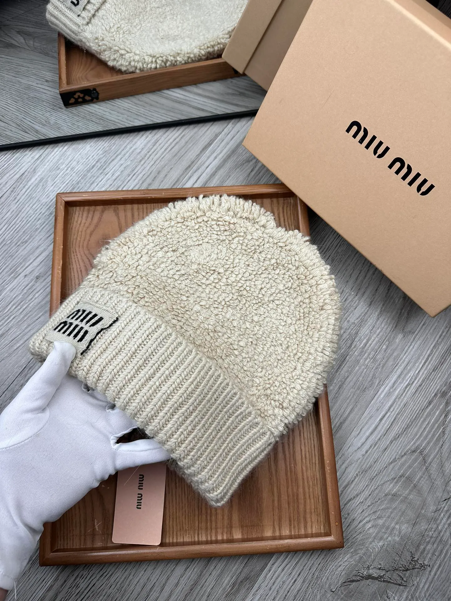 🌹¥100. miumiu. [Wool single hat] Small wool provided by customer! A precious collection of soul hats! Colored yarn supplied by customers. Every color is very beautiful! classic! Soft to the touch. 70% wool ➕ 30% rabbit fur. A combed lamb can only produce 30-40g of wool. Such a hat requires three or four lambs. Don't compare it with ordinary hats on the market. Is the yarn supplied by the customer good? The market products are incomparable! The materials are top-notch and luxurious. This is the charm of the product. It is easy to get in and out of the counter. If you come to the mixed counter, you will definitely buy it. I love the plain color and every color. And it is durable! It can be worn by men, women and children! When you see the real thing, you can beautify it ~