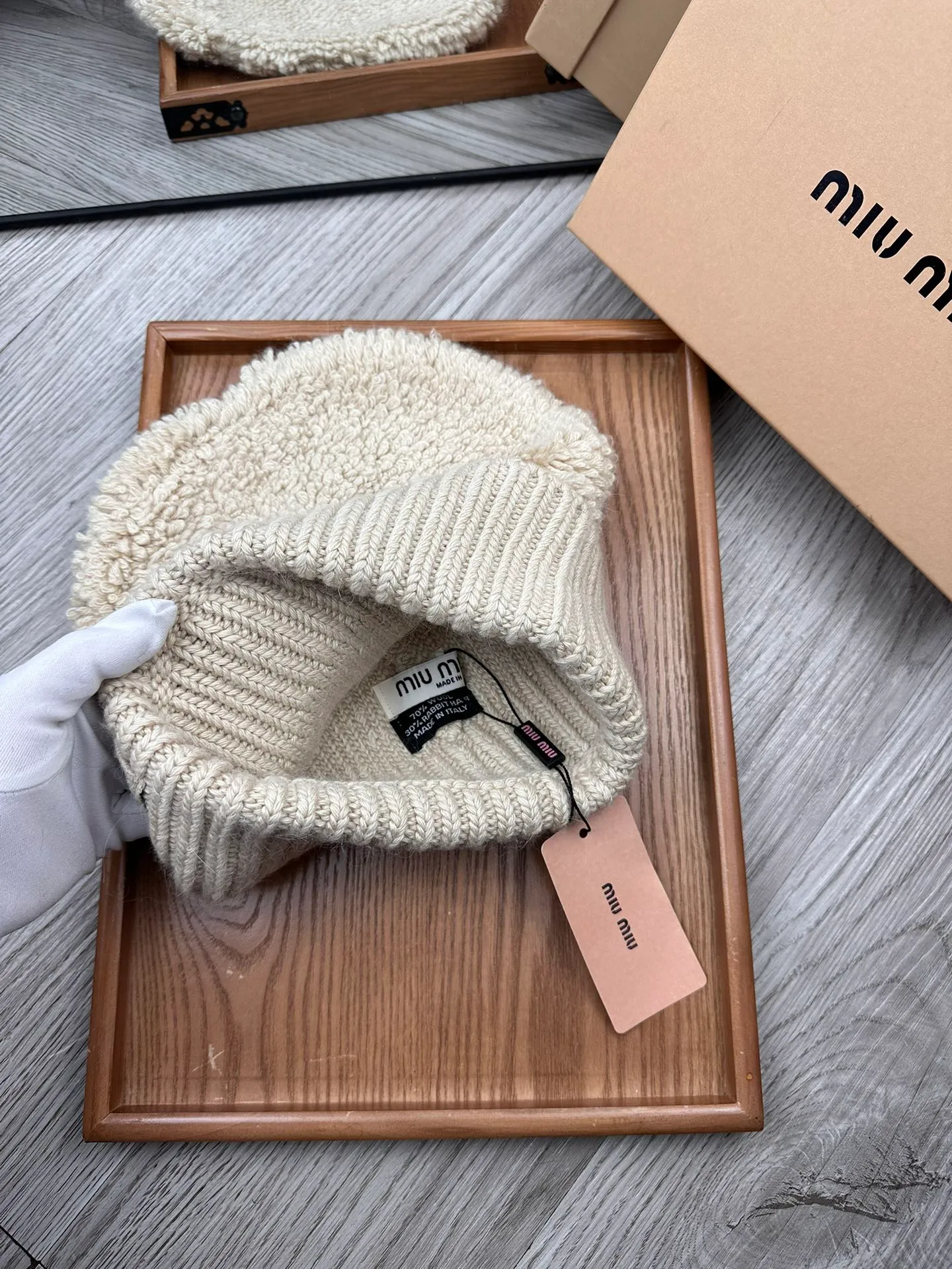 🌹¥100. miumiu. [Wool single hat] Small wool provided by customer! A precious collection of soul hats! Colored yarn supplied by customers. Every color is very beautiful! classic! Soft to the touch. 70% wool ➕ 30% rabbit fur. A combed lamb can only produce 30-40g of wool. Such a hat requires three or four lambs. Don't compare it with ordinary hats on the market. Is the yarn supplied by the customer good? The market products are incomparable! The materials are top-notch and luxurious. This is the charm of the product. It is easy to get in and out of the counter. If you come to the mixed counter, you will definitely buy it. I love the plain color and every color. And it is durable! It can be worn by men, women and children! When you see the real thing, you can beautify it ~