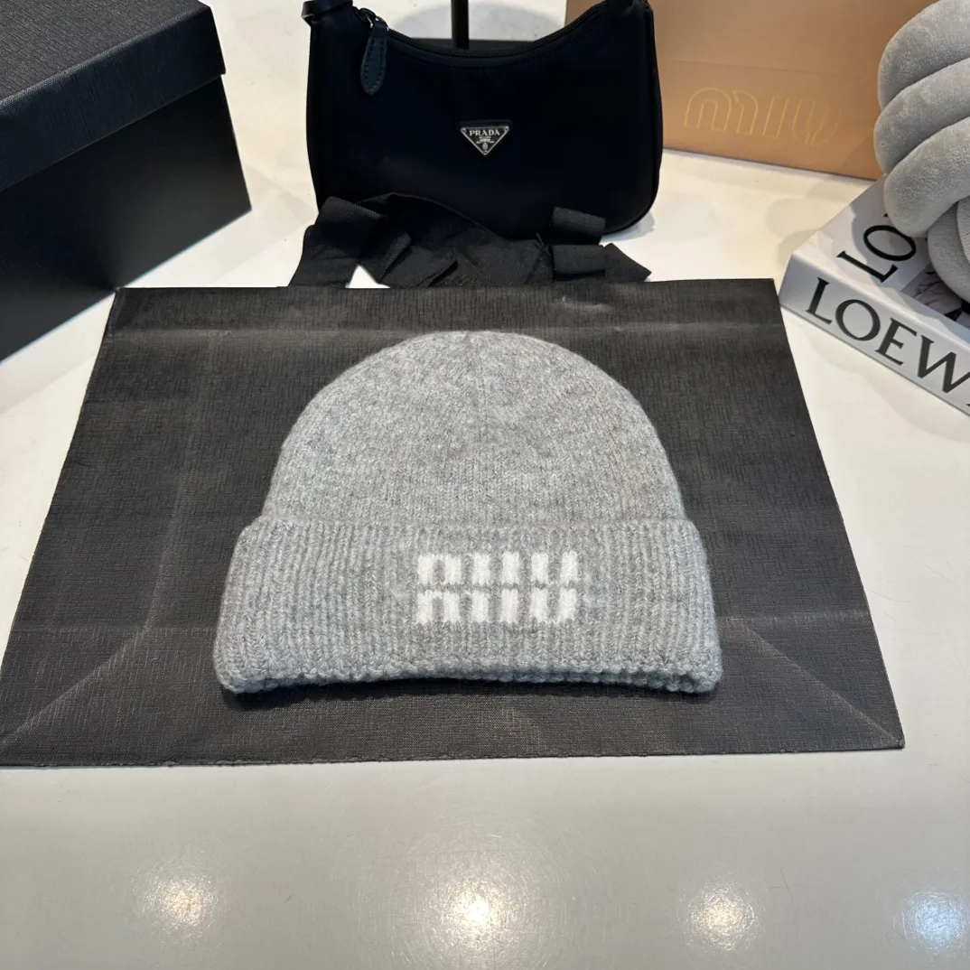 P56 miumiu Miu Miu counter new knitted woolen hat