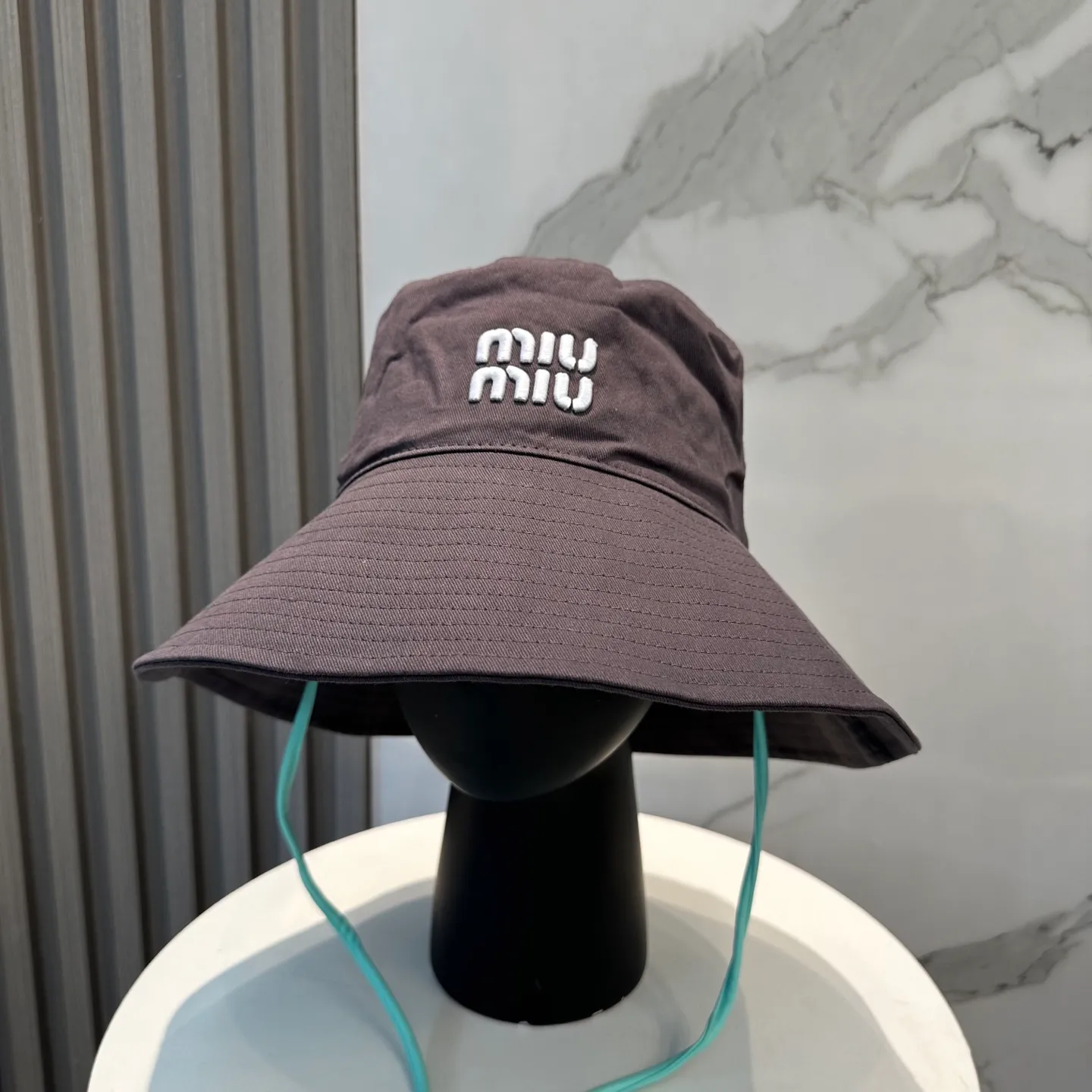 P64 MiuMiu Miu Miu's new fisherman hat | Large brim ~ Increased sun protection range, quality details are in place ~ Hats have always been an inseparable item in daily matching. The fisherman hat will never go out of style. This Miu family has always been loved by everyone. It is casual, versatile, sun-protective and comfortable. It feels very soft but does not affect its shape at all. ​