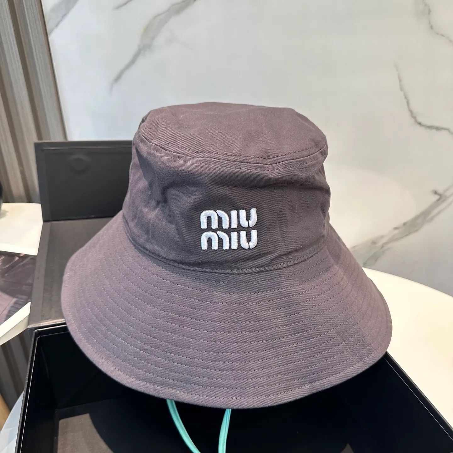 P64 MiuMiu Miu Miu's new fisherman hat | Large brim ~ Increased sun protection range, quality details are in place ~ Hats have always been an inseparable item in daily matching. The fisherman hat will never go out of style. This Miu family has always been loved by everyone. It is casual, versatile, sun-protective and comfortable. It feels very soft but does not affect its shape at all. ​