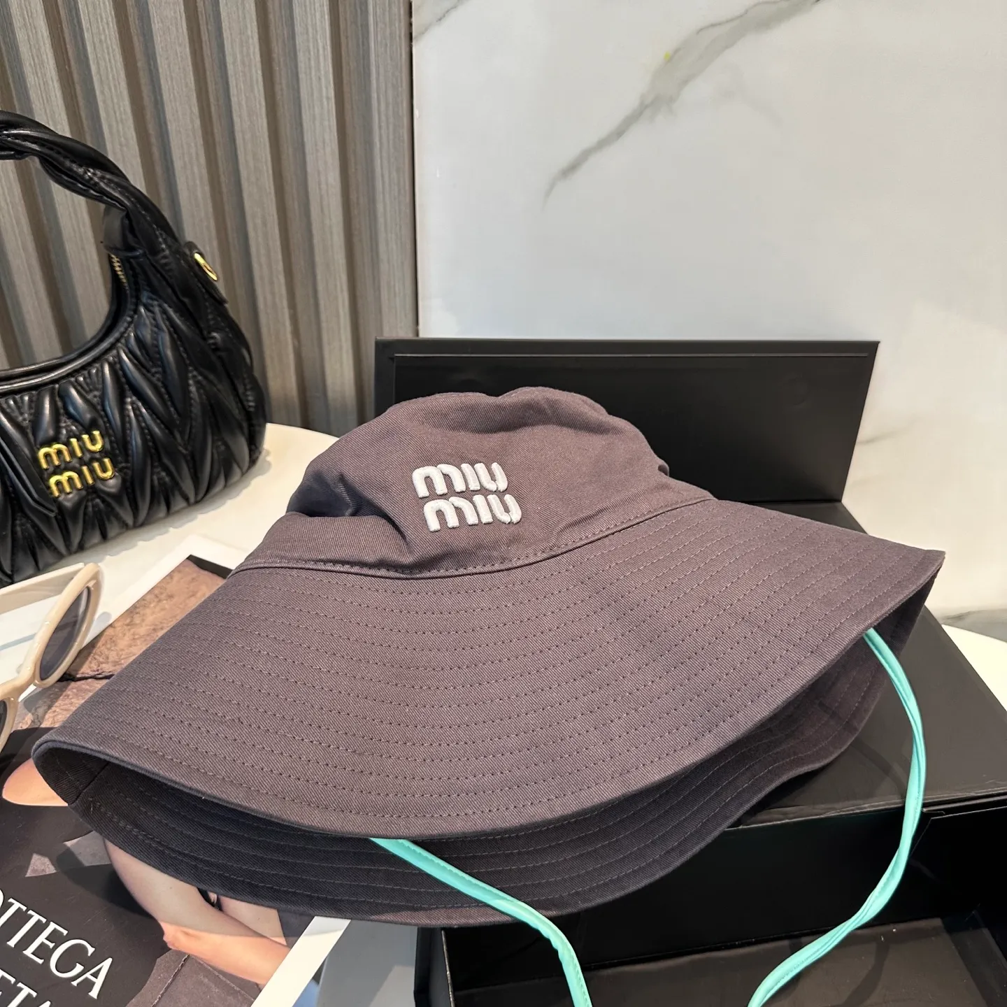 P64 MiuMiu Miu Miu's new fisherman hat | Large brim ~ Increased sun protection range, quality details are in place ~ Hats have always been an inseparable item in daily matching. The fisherman hat will never go out of style. This Miu family has always been loved by everyone. It is casual, versatile, sun-protective and comfortable. It feels very soft but does not affect its shape at all. ​