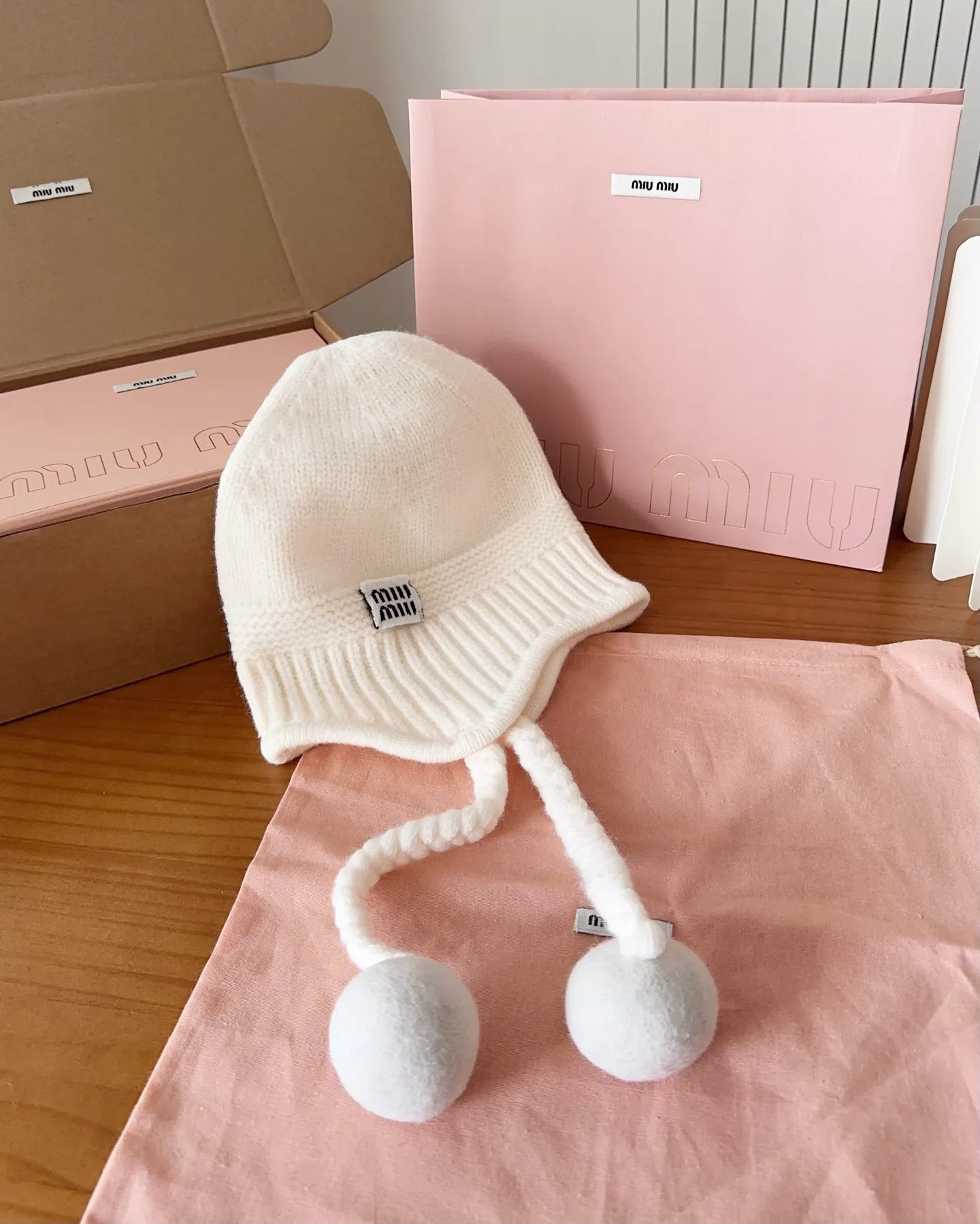 💰70 miumiu autumn and winter woolen hat This high-grade gray dyeing is very difficult to dye! What's more, the material of rabbit fur is like starting from scratch! Highly recommend to everyone. This hat goes well with any type of clothing. It can be both casual and sweet!