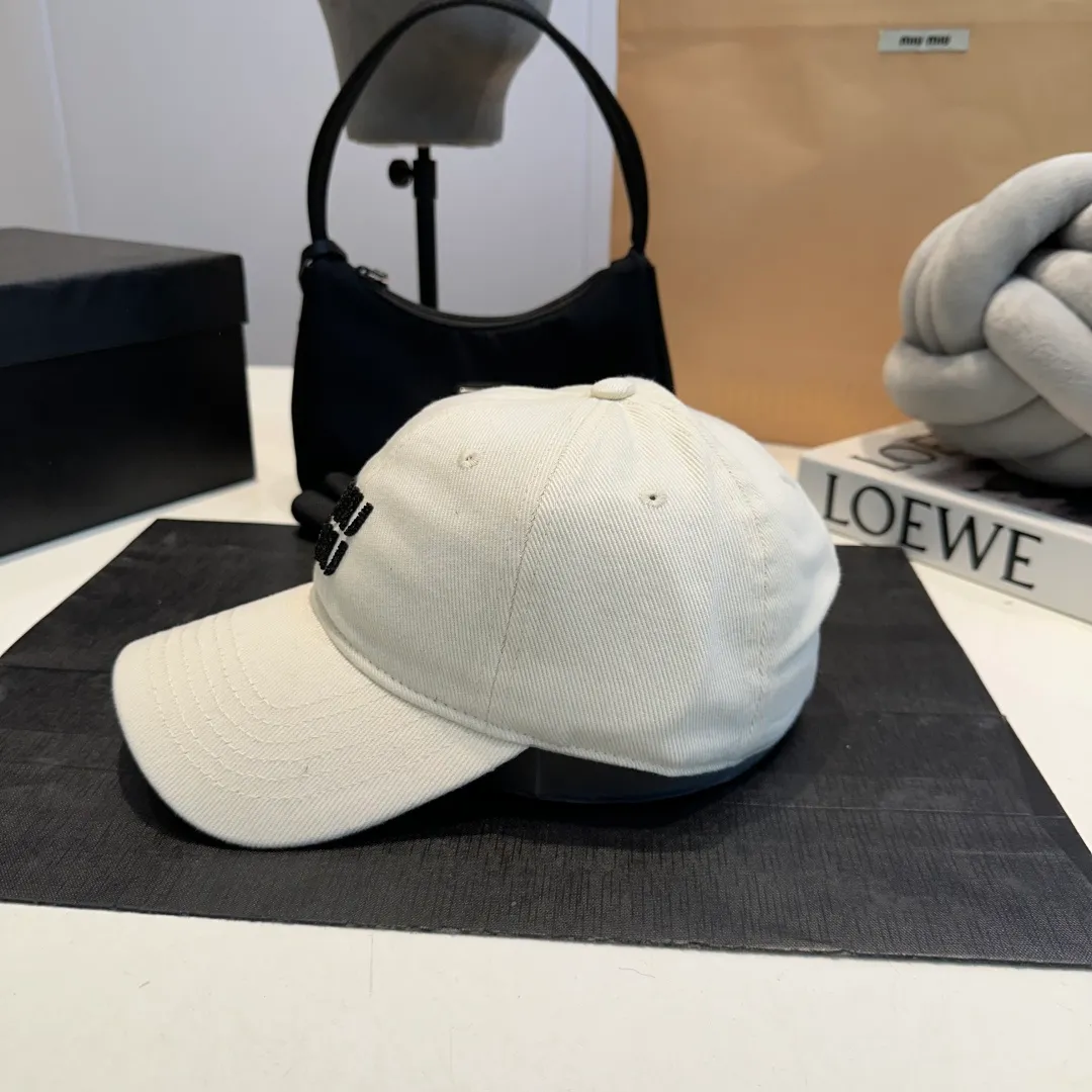 P60 miumiu new 25 spring and summer baseball cap, widened to show small head, new logo embroidery for spring and summer, same style for men and women