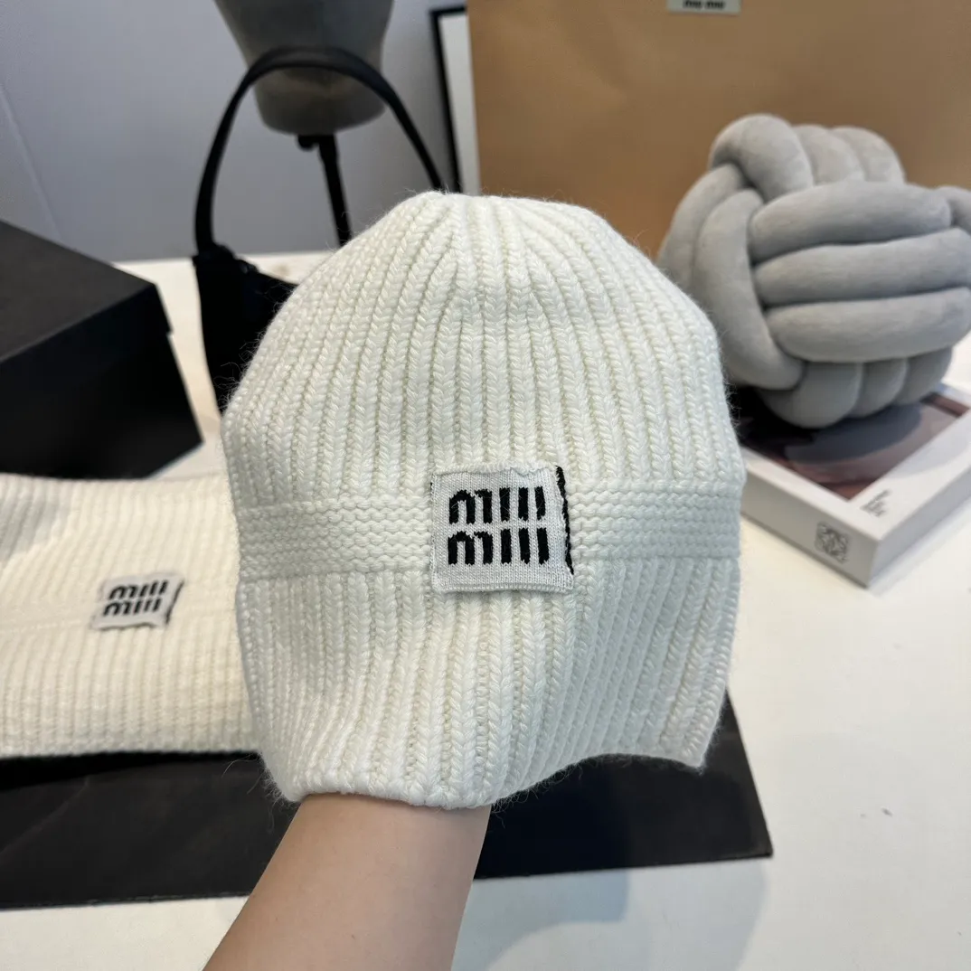 P200 miumiu two-piece knitted hat set, popular at Miumiu counter. Hat + scarf. New product released by Xiaohongshu. Very warm. High-elastic fabric. Classic colors. Same style for men and women.