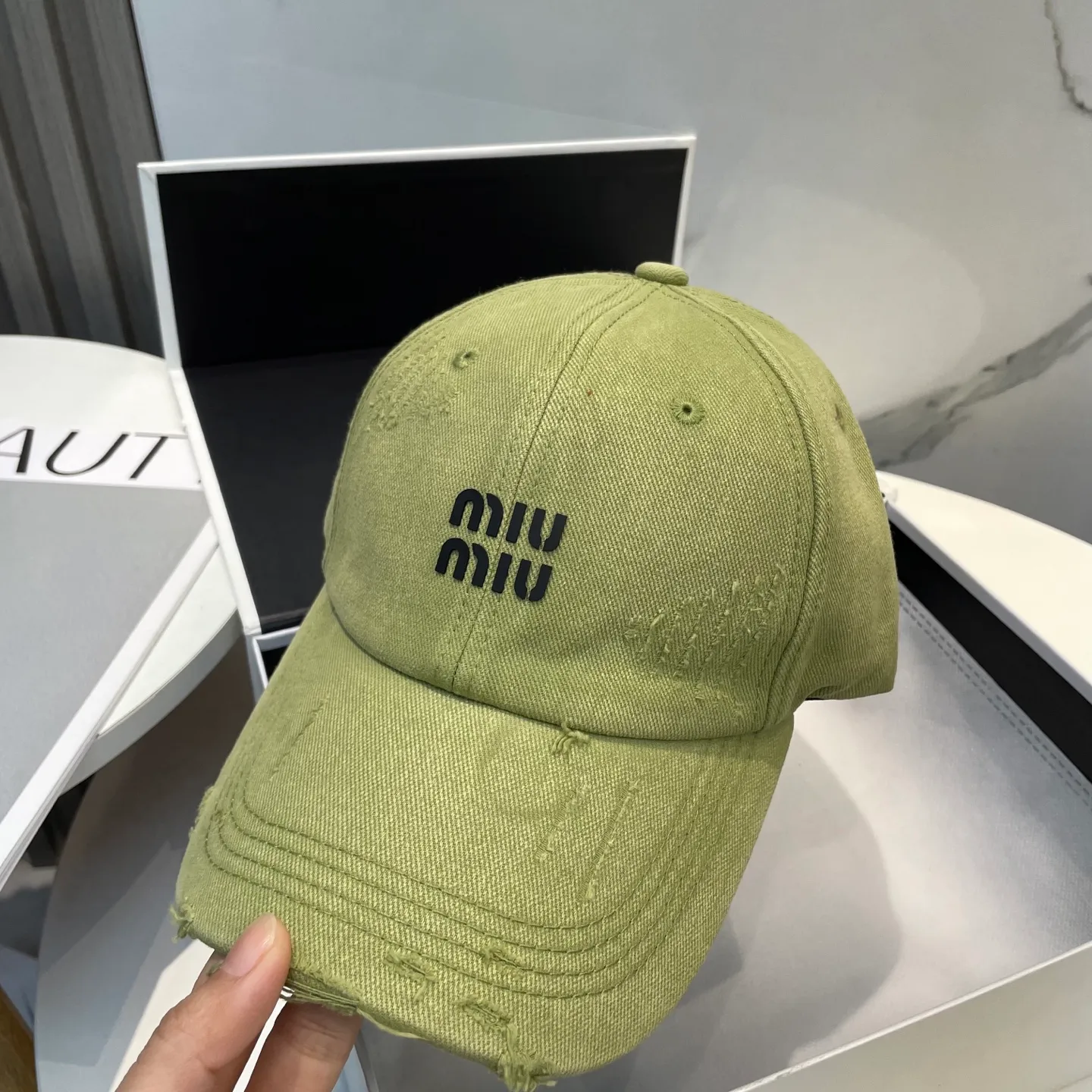 P60 miumiu new solid color baseball cap, the hottest color at the moment - full of street style! Trendy and versatile, Xiaohongshu grows grass, poison, get your boyfriend, and cool together