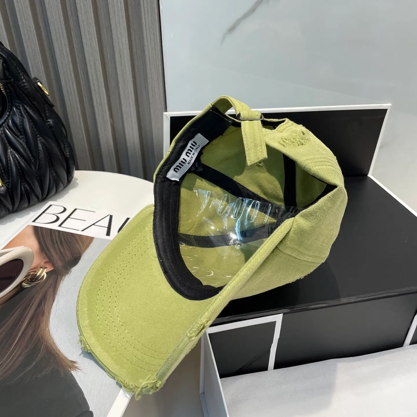 P60 miumiu new solid color baseball cap, the hottest color at the moment - full of street style! Trendy and versatile, Xiaohongshu grows grass, poison, get your boyfriend, and cool together