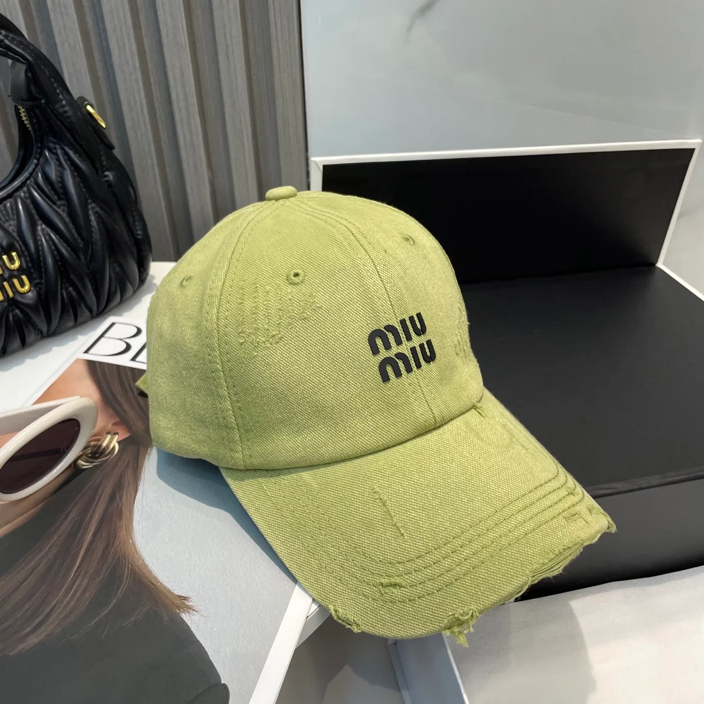 P60 miumiu new solid color baseball cap, the hottest color at the moment - full of street style! Trendy and versatile, Xiaohongshu grows grass, poison, get your boyfriend, and cool together