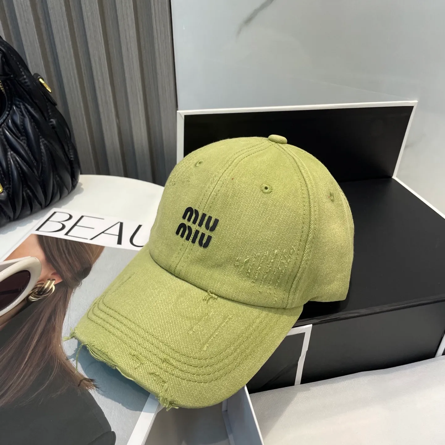 P60 miumiu new solid color baseball cap, the hottest color at the moment - full of street style! Trendy and versatile, Xiaohongshu grows grass, poison, get your boyfriend, and cool together