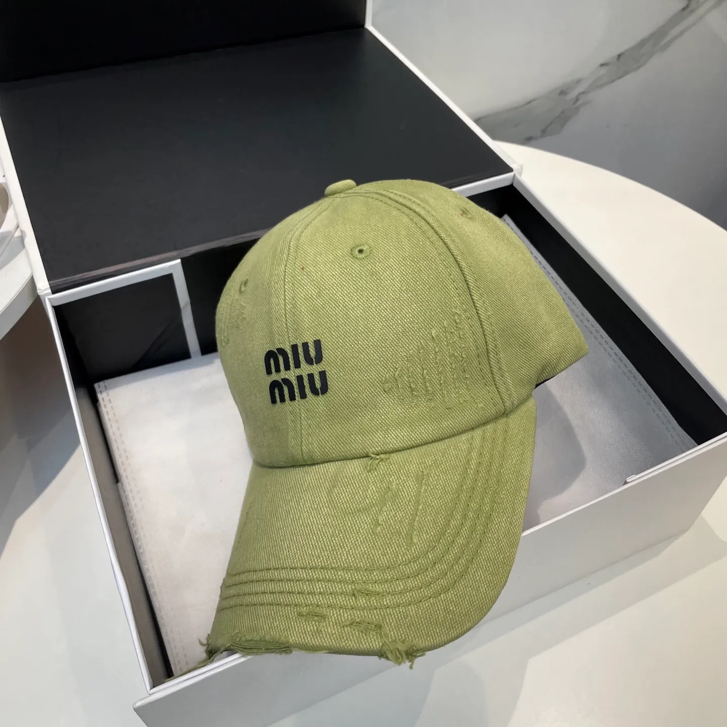 P60 miumiu new solid color baseball cap, the hottest color at the moment - full of street style! Trendy and versatile, Xiaohongshu grows grass, poison, get your boyfriend, and cool together