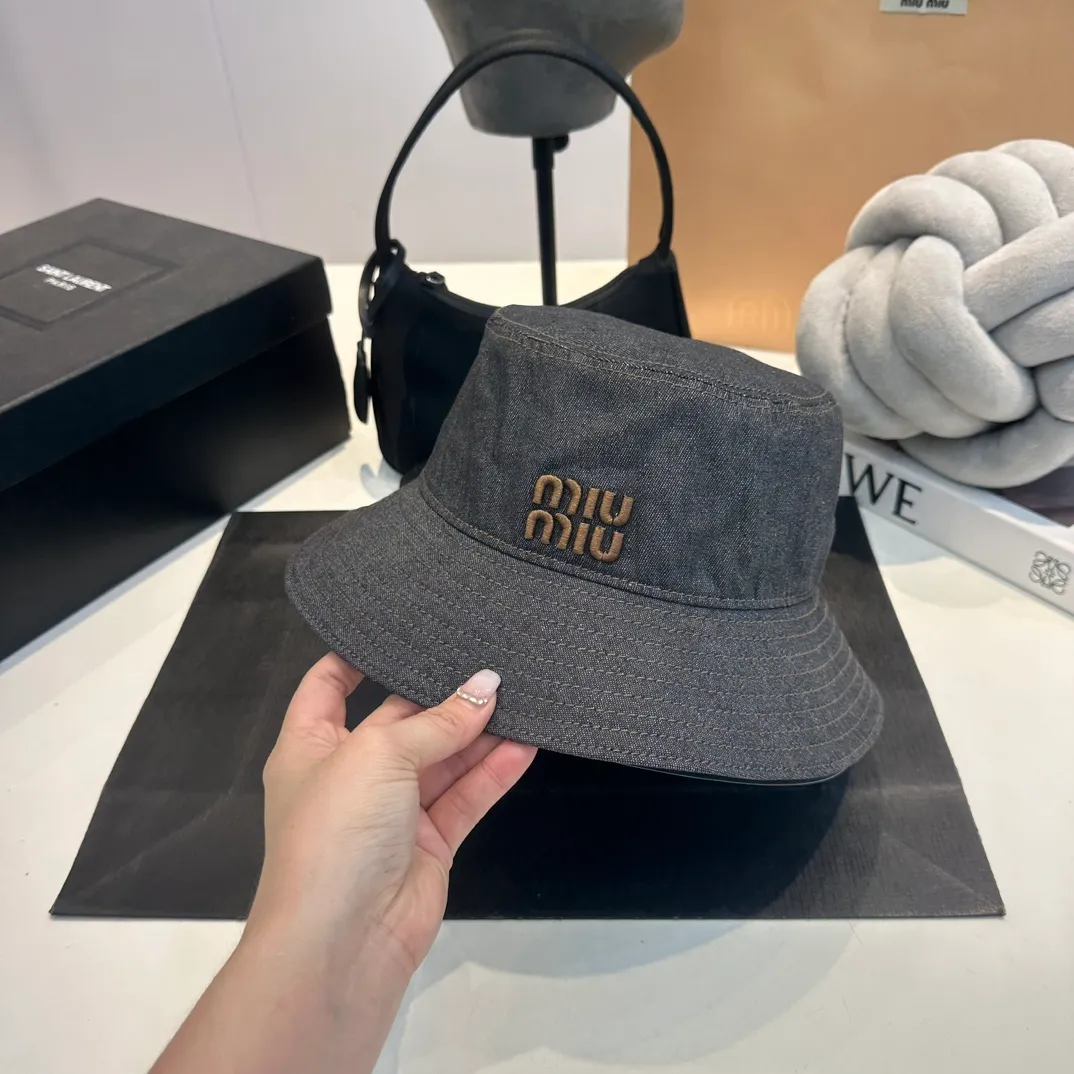 P70 miumiu denim embroidered bucket hat, same style for men and women. Imported twill Japanese denim provided by a designated supplier, durable and durable, with a delicate feel. The embroidered miumiu logo on the front adds a finishing touch, grosgrain lining, technical sweatband, and Velcro to adjust the size.          Blue denim, black denim 2⃣️ colors.