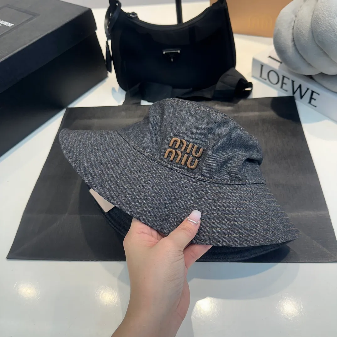 P70 miumiu denim embroidered bucket hat, same style for men and women. Imported twill Japanese denim provided by a designated supplier, durable and durable, with a delicate feel. The embroidered miumiu logo on the front adds a finishing touch, grosgrain lining, technical sweatband, and Velcro to adjust the size.          Blue denim, black denim 2⃣️ colors.