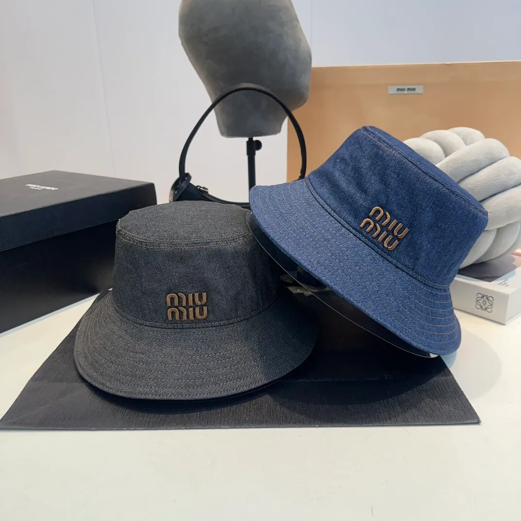 P70 miumiu denim embroidered bucket hat, same style for men and women. Imported twill Japanese denim provided by a designated supplier, durable and durable, with a delicate feel. The embroidered miumiu logo on the front adds a finishing touch, grosgrain lining, technical sweatband, and Velcro to adjust the size.          Blue denim, black denim 2⃣️ colors.