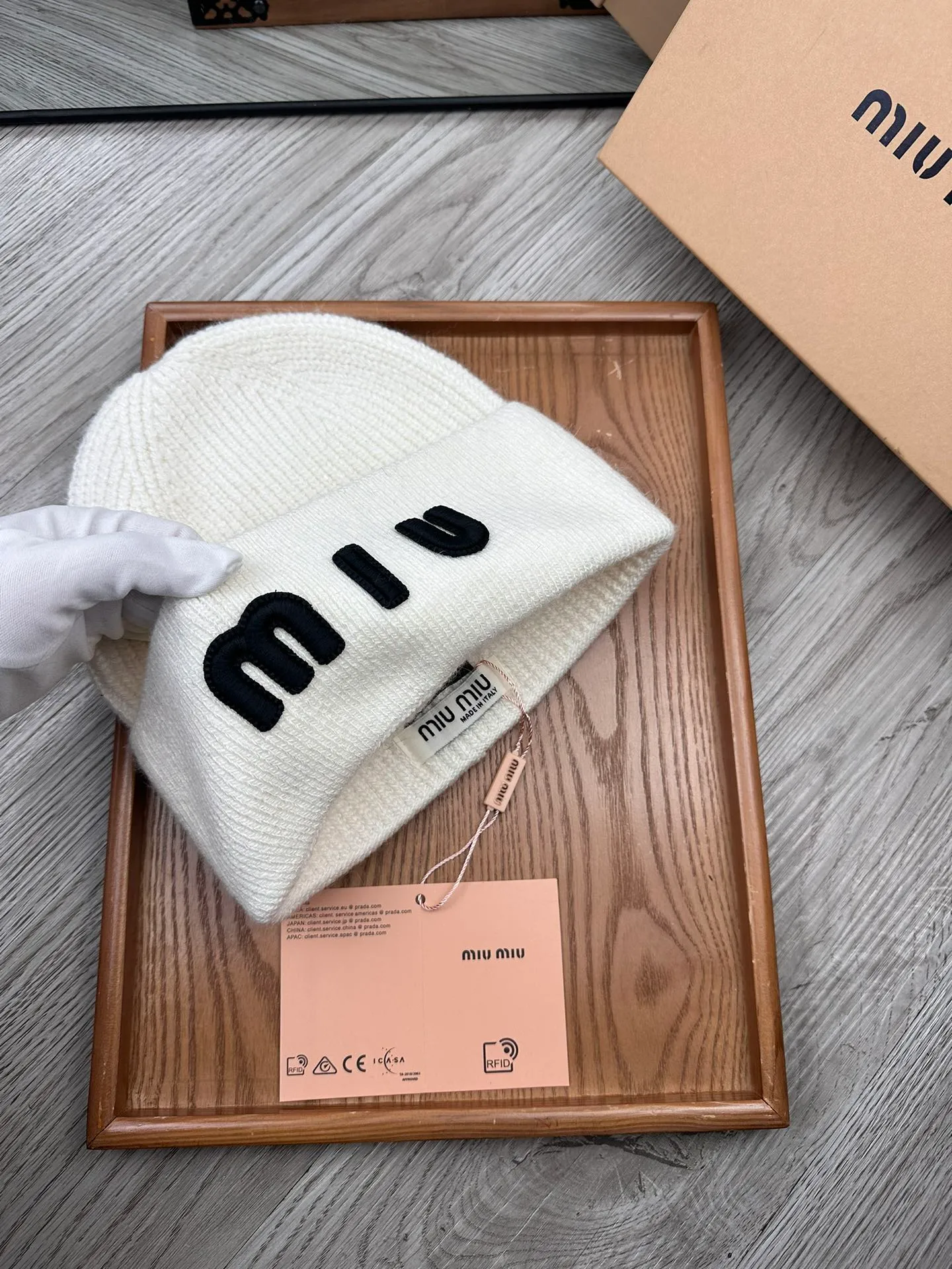 🌹¥100. miumiu. [Wool single hat] Small wool provided by customer! A precious collection of soul hats! Colored yarn supplied by customers. Every color is very beautiful! classic! Soft to the touch. 70% wool ➕ 30% rabbit fur. A combed lamb can only produce 30-40g of wool. Such a hat requires three or four lambs. Don't compare it with ordinary hats on the market. Is the yarn supplied by the customer good? The market products are incomparable! The materials are top-notch and luxurious. This is the charm of the product. It is easy to get in and out of the counter. If you come to the mixed counter, you will definitely buy it. I love the plain color and every color. And it is durable! It can be worn by men, women and children! When you see the real thing, you can beautify it ~