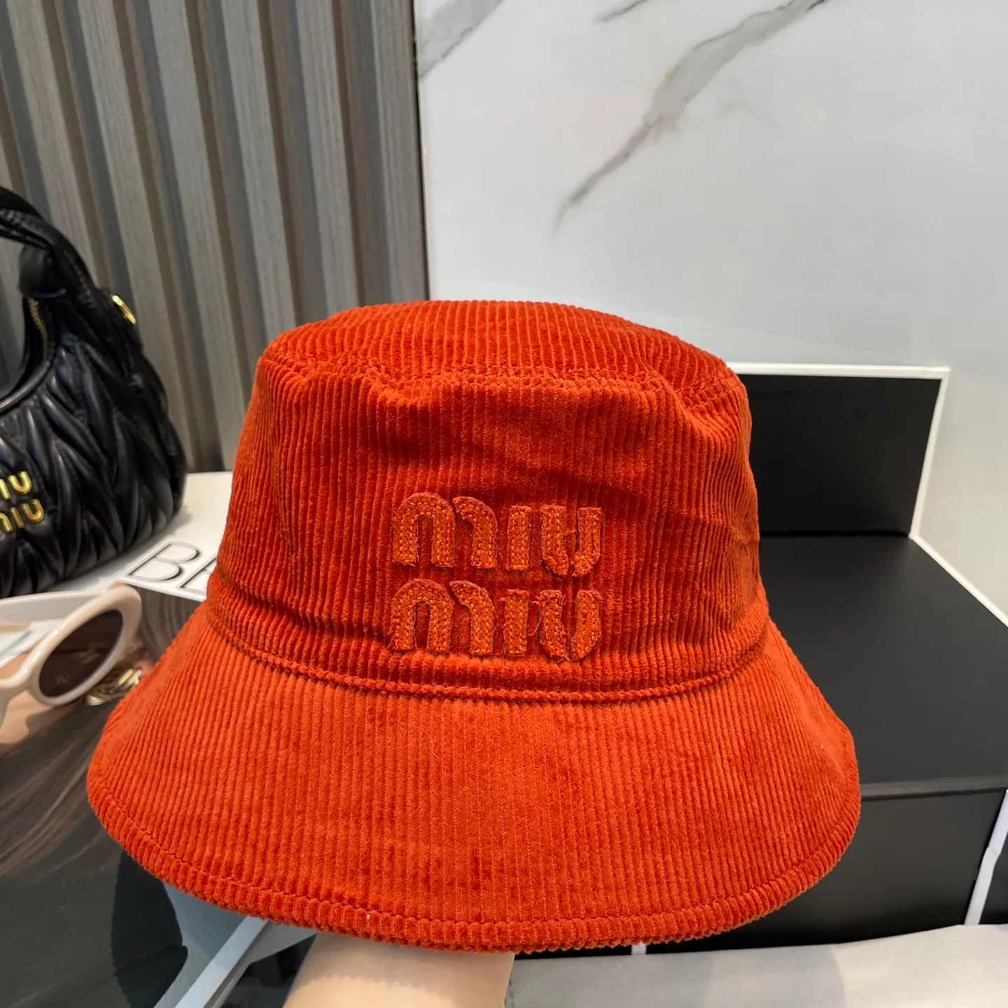 P76 miumiu limited new corduroy fisherman hat/baseball cap, corduroy textured fisherman hat. A very attractive fisherman hat ~ the same style for men and women. It has its own atmosphere when going out every day. It feels great to change it occasionally.
