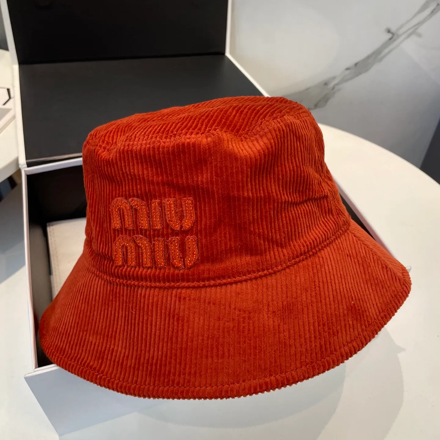 P76 miumiu limited new corduroy fisherman hat/baseball cap, corduroy textured fisherman hat. A very attractive fisherman hat ~ the same style for men and women. It has its own atmosphere when going out every day. It feels great to change it occasionally.