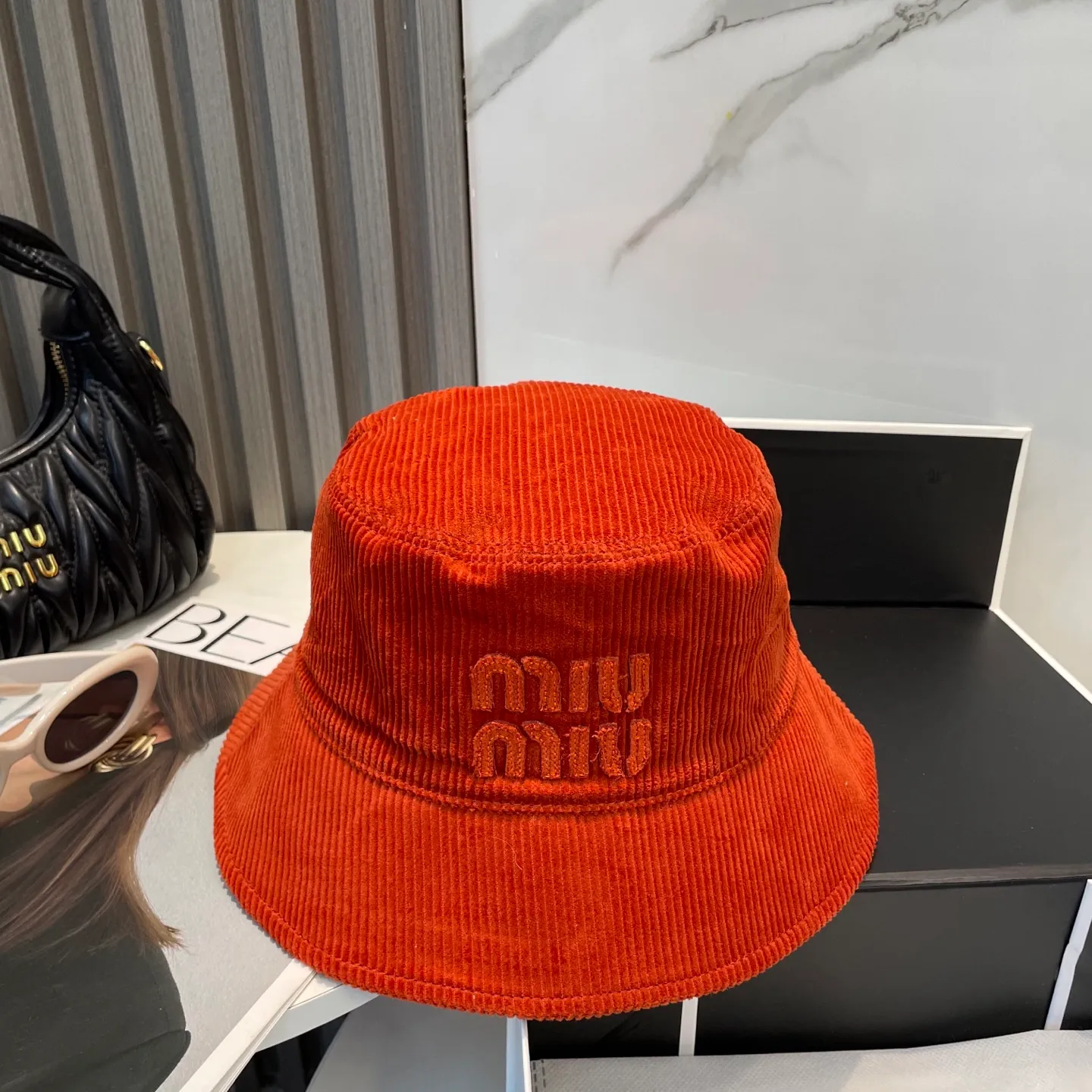 P76 miumiu limited new corduroy fisherman hat/baseball cap, corduroy textured fisherman hat. A very attractive fisherman hat ~ the same style for men and women. It has its own atmosphere when going out every day. It feels great to change it occasionally.