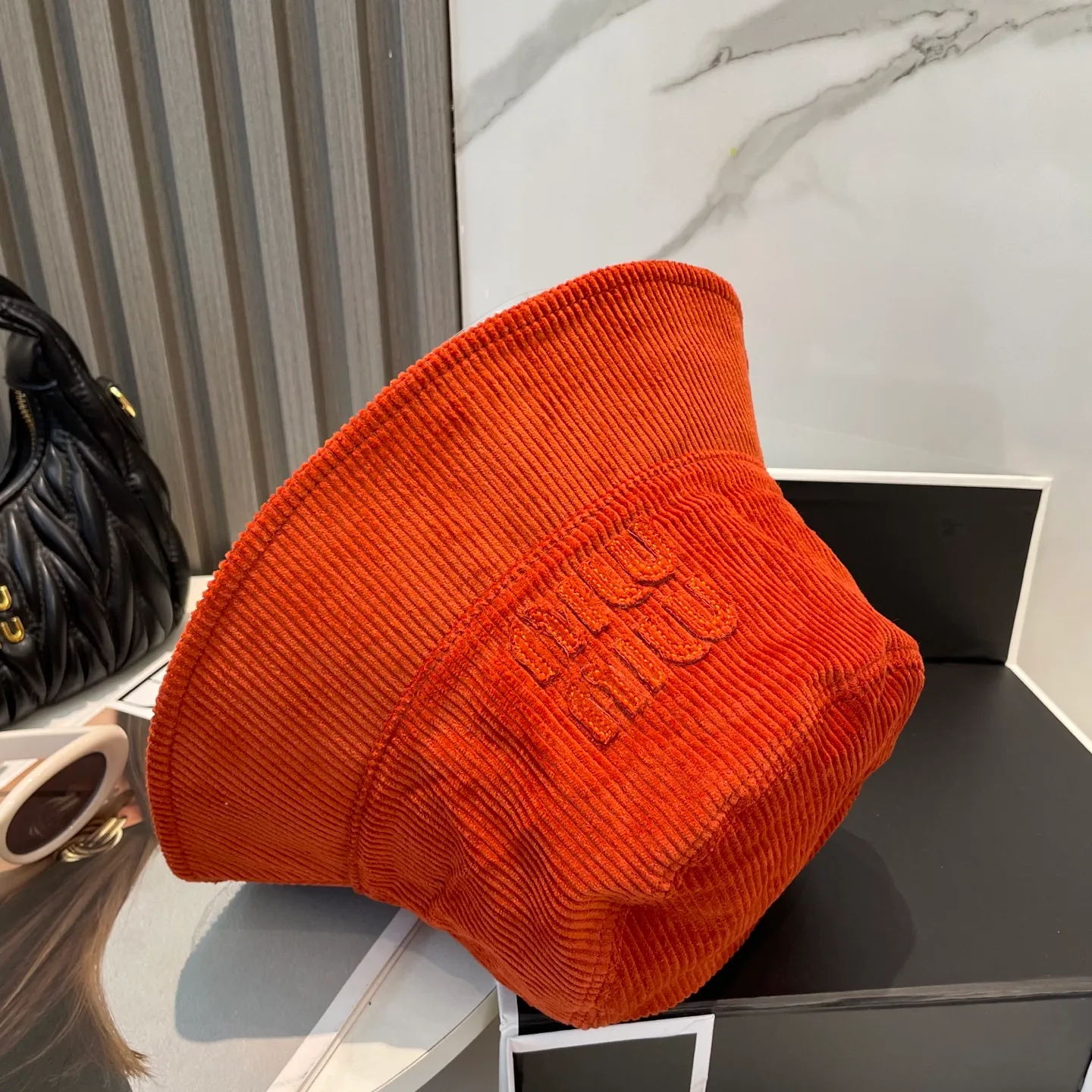 P76 miumiu limited new corduroy fisherman hat/baseball cap, corduroy textured fisherman hat. A very attractive fisherman hat ~ the same style for men and women. It has its own atmosphere when going out every day. It feels great to change it occasionally.