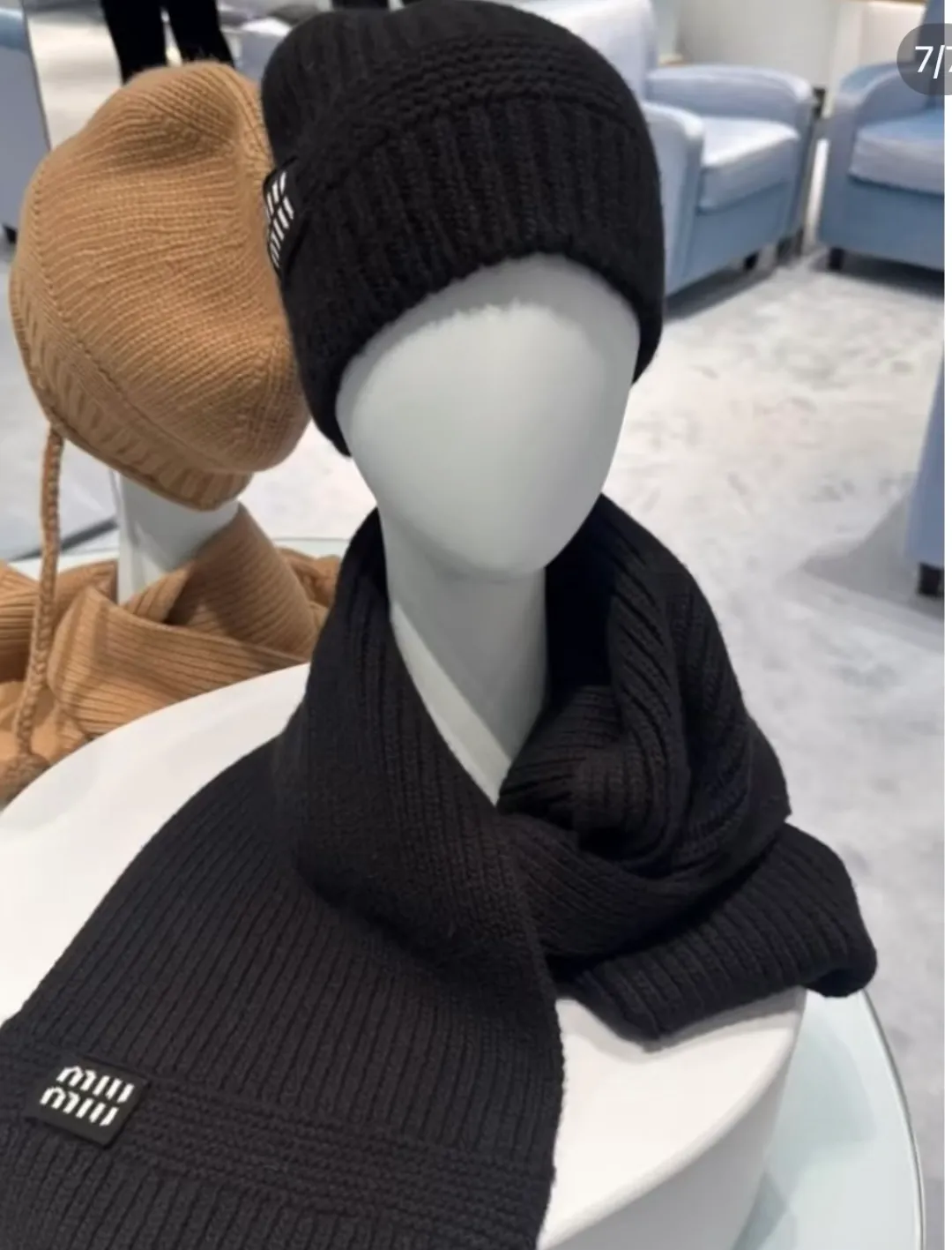 💰570¥ miumiu Unisex suit for men and women. Warm and textured cashmere scarf and hat set. Keep warm all winter. It’s furry and warm. It fills the atmosphere of autumn and winter. It’s high-end and good-looking. Size 30✖️180