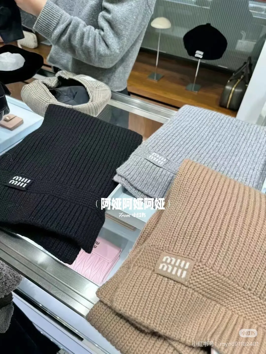 💰570¥ miumiu Unisex suit for men and women. Warm and textured cashmere scarf and hat set. Keep warm all winter. It’s furry and warm. It fills the atmosphere of autumn and winter. It’s high-end and good-looking. Size 30✖️180
