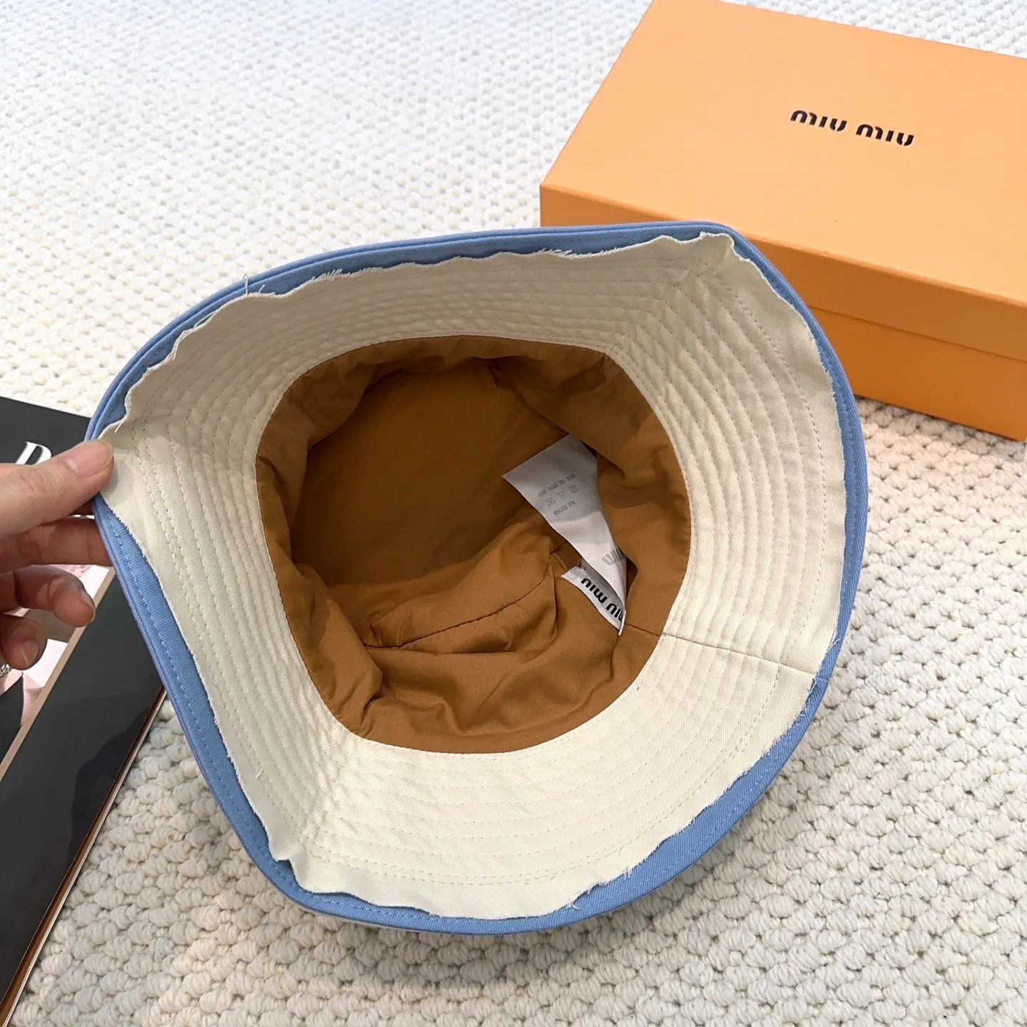 P80 miumiu limited new fisherman hat/baseball cap, a very attractive fisherman hat ~ the same style for men and women. It brings a sense of atmosphere when you go out every day. It feels great to change it occasionally.
