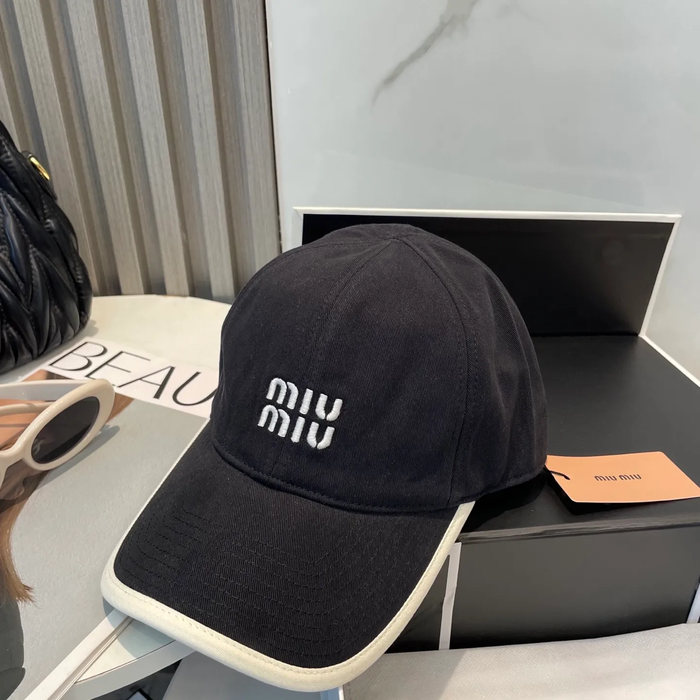 P60💛 Comes with dust bag. [Miumiu Miu Miu] New order style embroidered baseball cap🧢Big brand style is super easy to match, hurry up and get it!