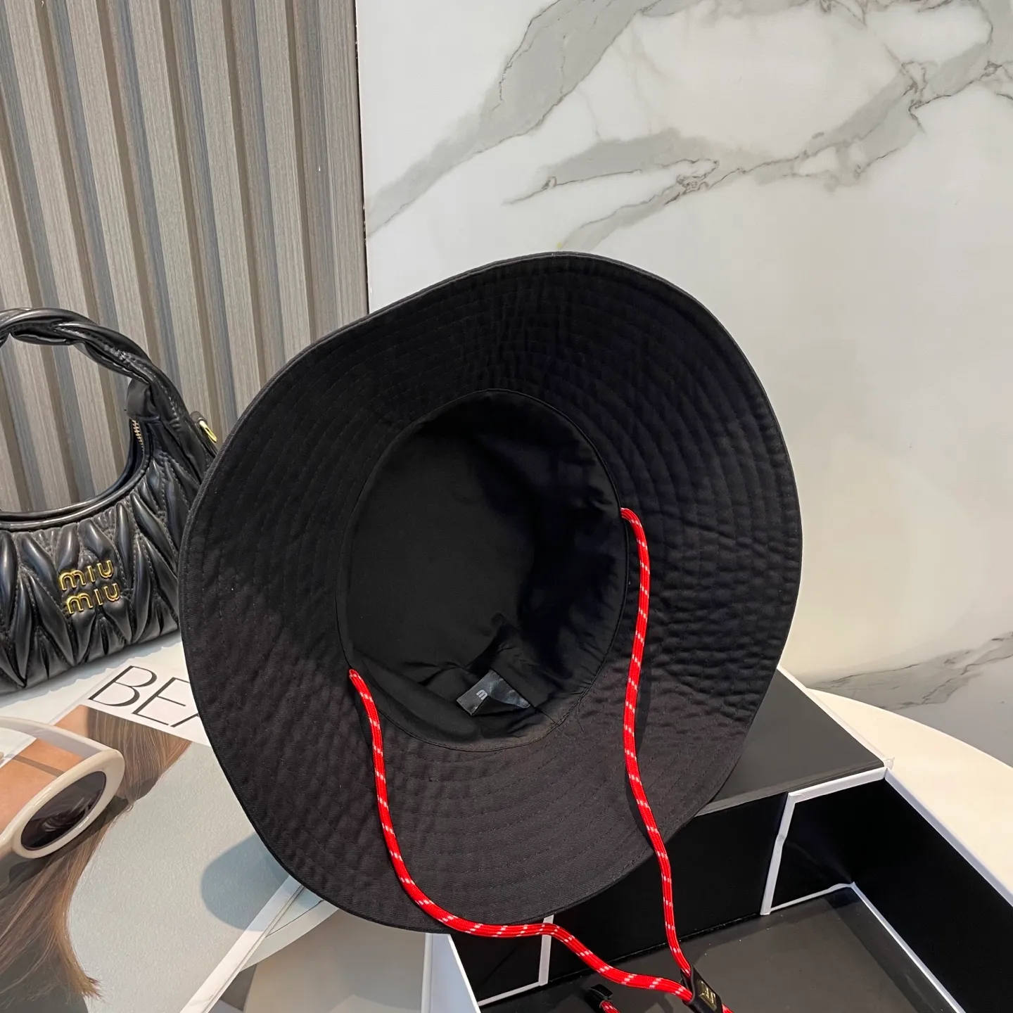P80 MiuMiu Miu Miu's new fisherman hat | Large brim ~ Increased sun protection range, quality details are in place ~ Hats have always been an inseparable item in daily matching. The fisherman hat will never go out of style. This Miu family has always been loved by everyone. It is casual, versatile, sunproof and comfortable. It feels very soft but does not affect its shape at all. ​