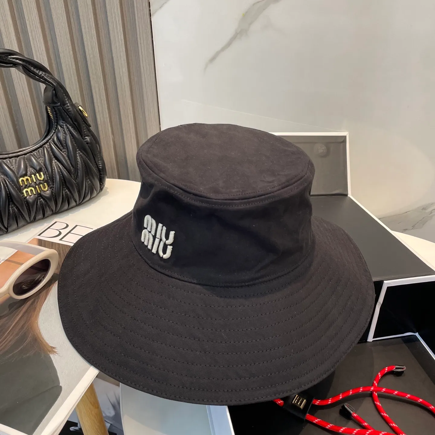P80 MiuMiu Miu Miu's new fisherman hat | Large brim ~ Increased sun protection range, quality details are in place ~ Hats have always been an inseparable item in daily matching. The fisherman hat will never go out of style. This Miu family has always been loved by everyone. It is casual, versatile, sunproof and comfortable. It feels very soft but does not affect its shape at all. ​