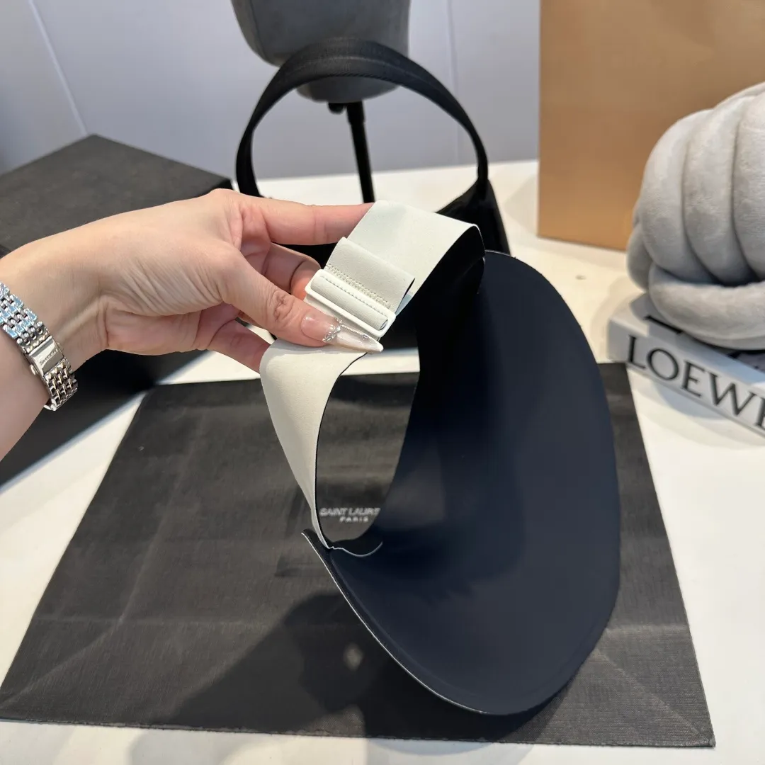 P60 miumiu💞 Summer Ice Silk Empty Hat. The Empty Sun Protection Hat does not delay the ponytail~ The ice silk fabric is practical and beautiful! The design of the large brim can effectively block ultraviolet rays. Multiple colors available.