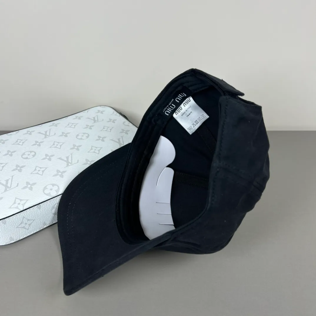 56💰Miumiu (recommended by Xiaohongshu’s popular model) original spring and summer new baseball cap, authentic mold-making and custom-made, the original workmanship is meticulous and the quality is superb!
