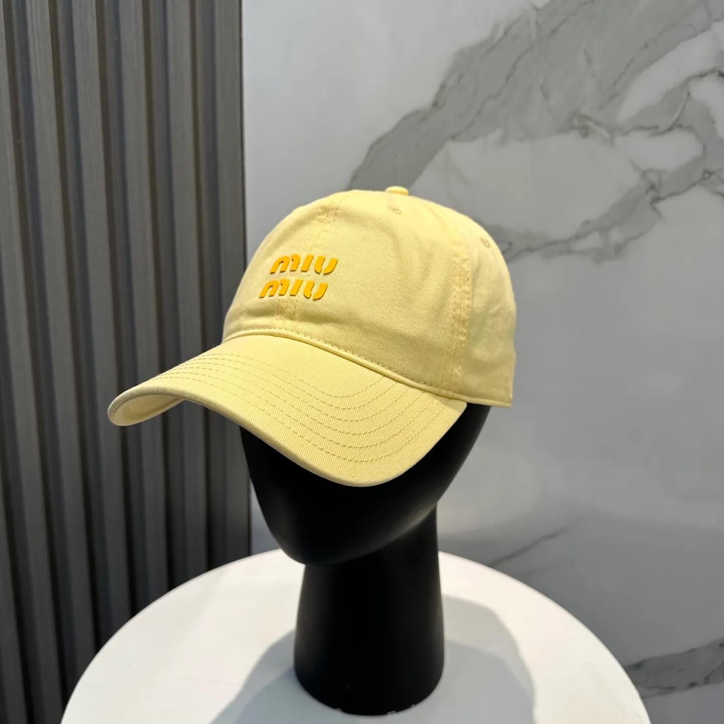 P56 miumiu Miu Miu's new candy-colored simple baseball cap. The hottest color at the moment - full of street style! Trendy and versatile, Xiaohongshu grows grass, poison, get your boyfriend, and cool together