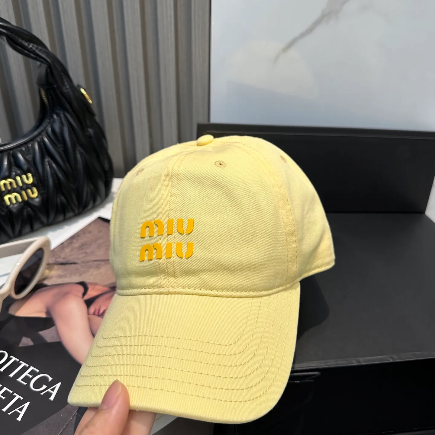 P56 miumiu Miu Miu's new candy-colored simple baseball cap. The hottest color at the moment - full of street style! Trendy and versatile, Xiaohongshu grows grass, poison, get your boyfriend, and cool together