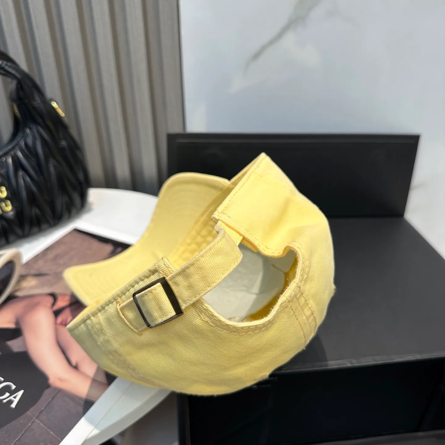 P56 miumiu Miu Miu's new candy-colored simple baseball cap. The hottest color at the moment - full of street style! Trendy and versatile, Xiaohongshu grows grass, poison, get your boyfriend, and cool together