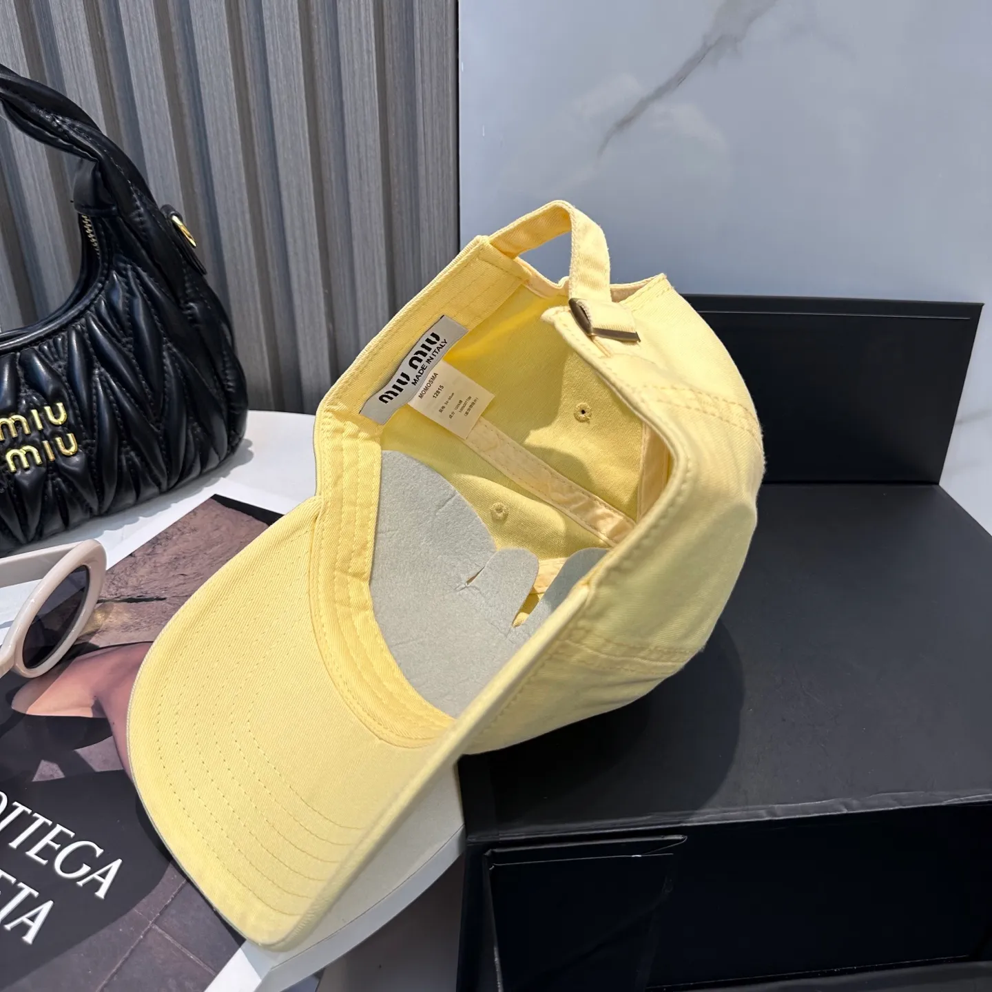 P56 miumiu Miu Miu's new candy-colored simple baseball cap. The hottest color at the moment - full of street style! Trendy and versatile, Xiaohongshu grows grass, poison, get your boyfriend, and cool together