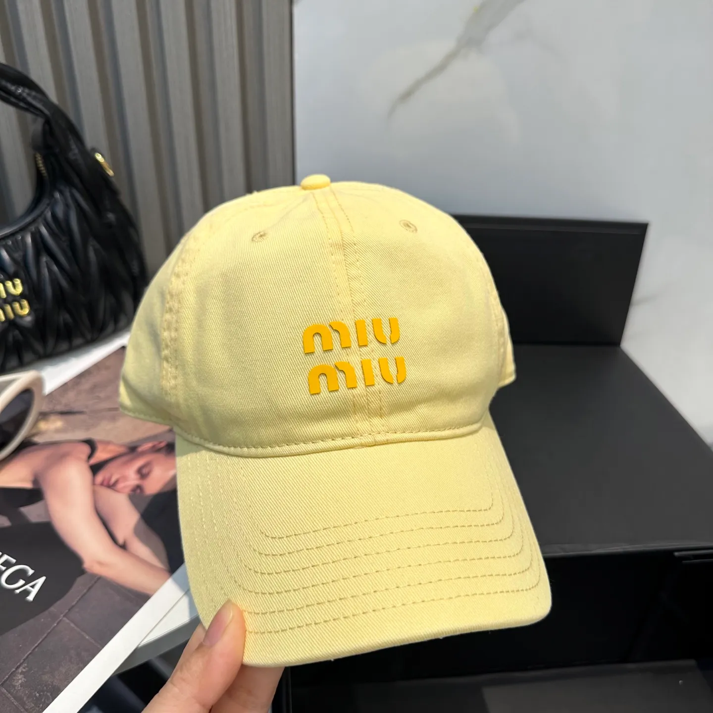 P56 miumiu Miu Miu's new candy-colored simple baseball cap. The hottest color at the moment - full of street style! Trendy and versatile, Xiaohongshu grows grass, poison, get your boyfriend, and cool together