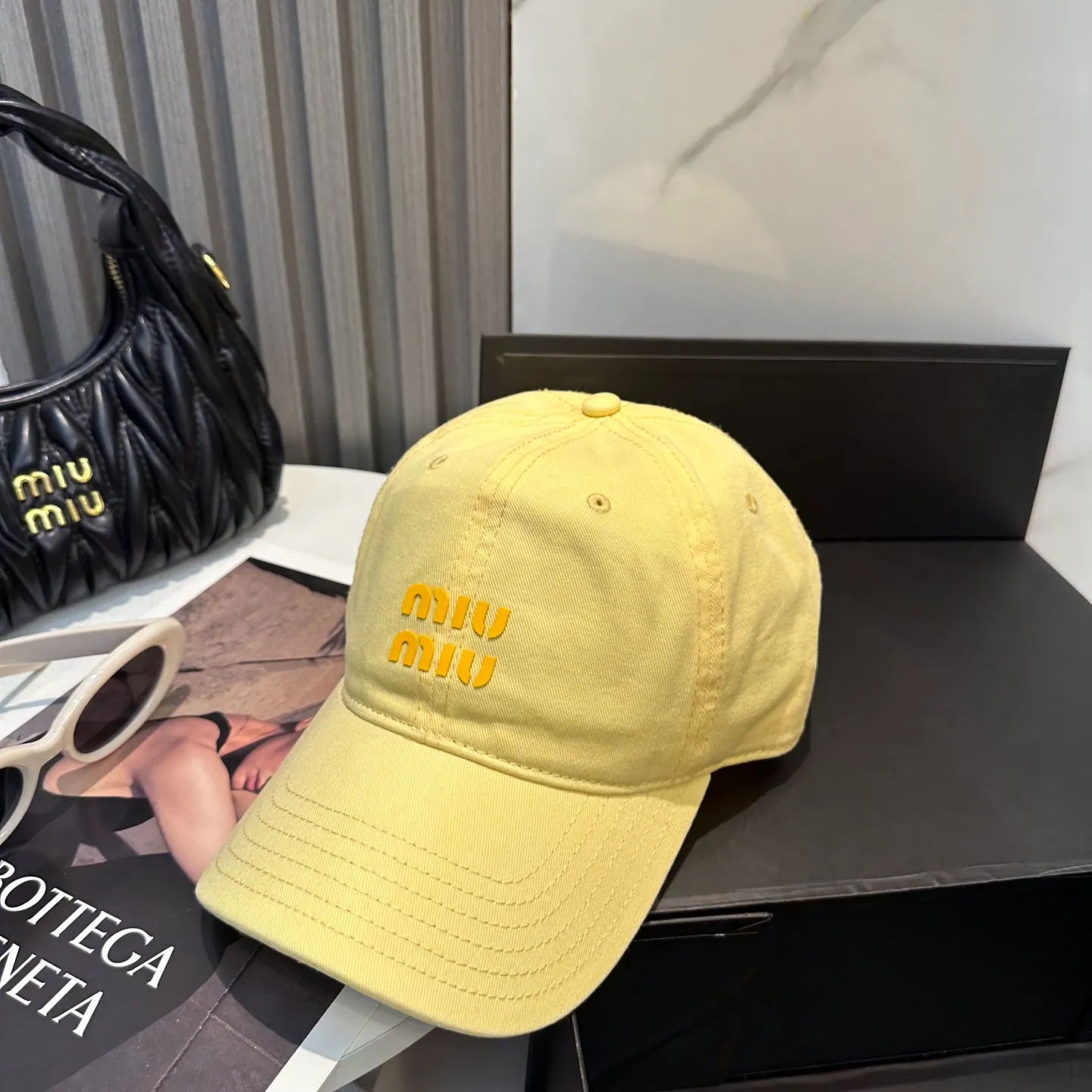 P56 miumiu Miu Miu's new candy-colored simple baseball cap. The hottest color at the moment - full of street style! Trendy and versatile, Xiaohongshu grows grass, poison, get your boyfriend, and cool together