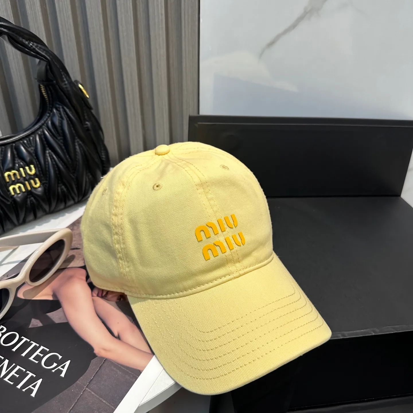 P56 miumiu Miu Miu's new candy-colored simple baseball cap. The hottest color at the moment - full of street style! Trendy and versatile, Xiaohongshu grows grass, poison, get your boyfriend, and cool together