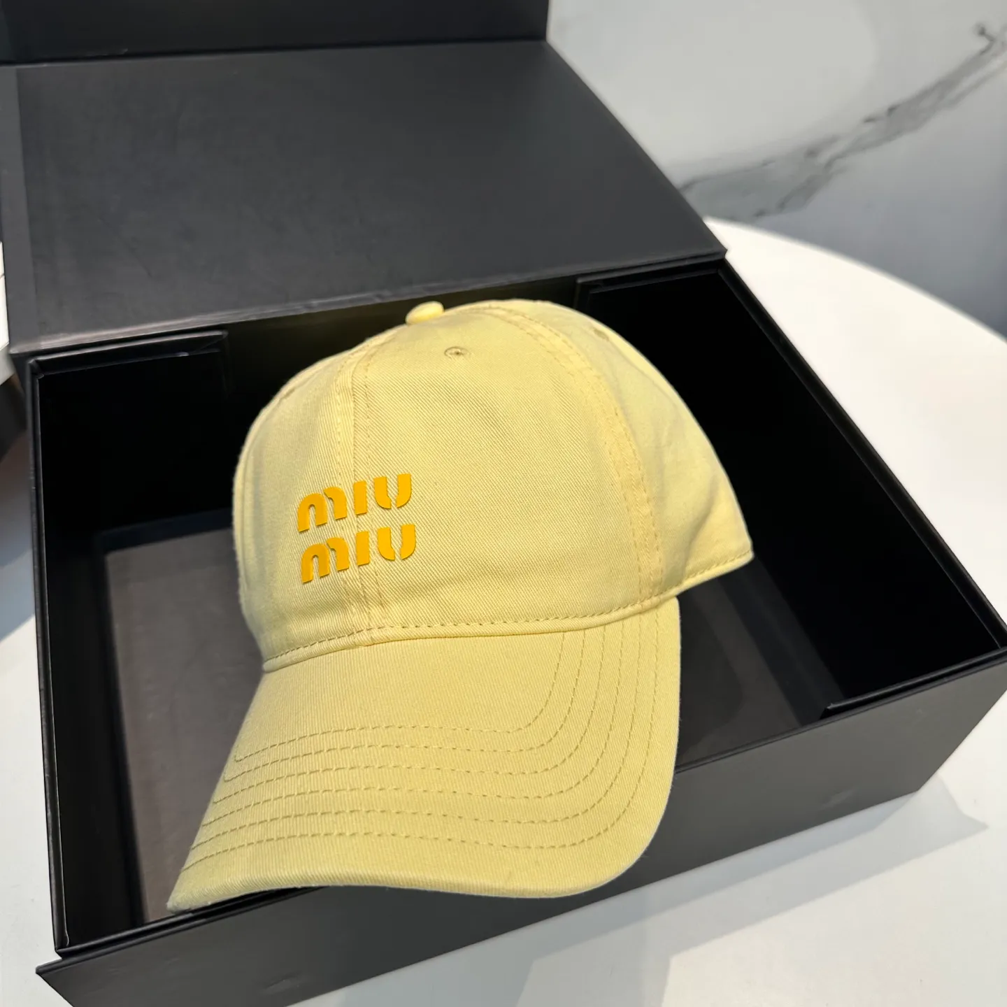 P56 miumiu Miu Miu's new candy-colored simple baseball cap. The hottest color at the moment - full of street style! Trendy and versatile, Xiaohongshu grows grass, poison, get your boyfriend, and cool together