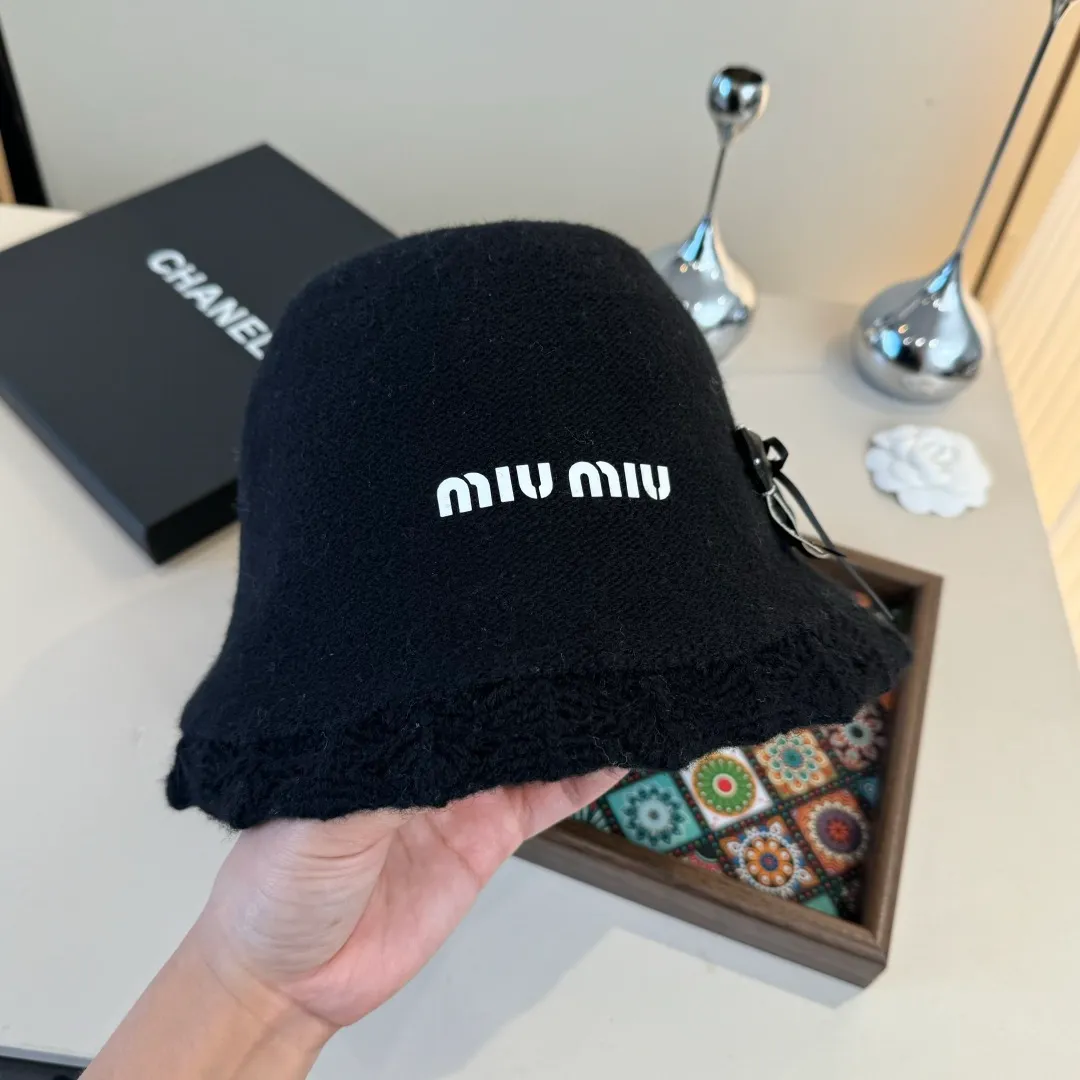 💰100¥ miumiu new hand-knitted hat, head circumference 57cm