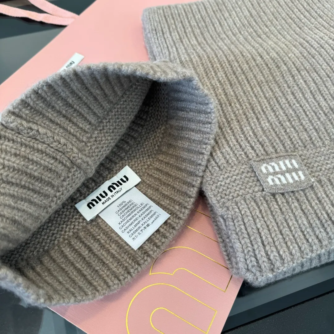 💰570¥ miumiu Unisex suit for men and women. Warm and textured cashmere scarf and hat set. Keep warm all winter. It’s furry and warm. It fills the atmosphere of autumn and winter. It’s high-end and good-looking. Size 30✖️180